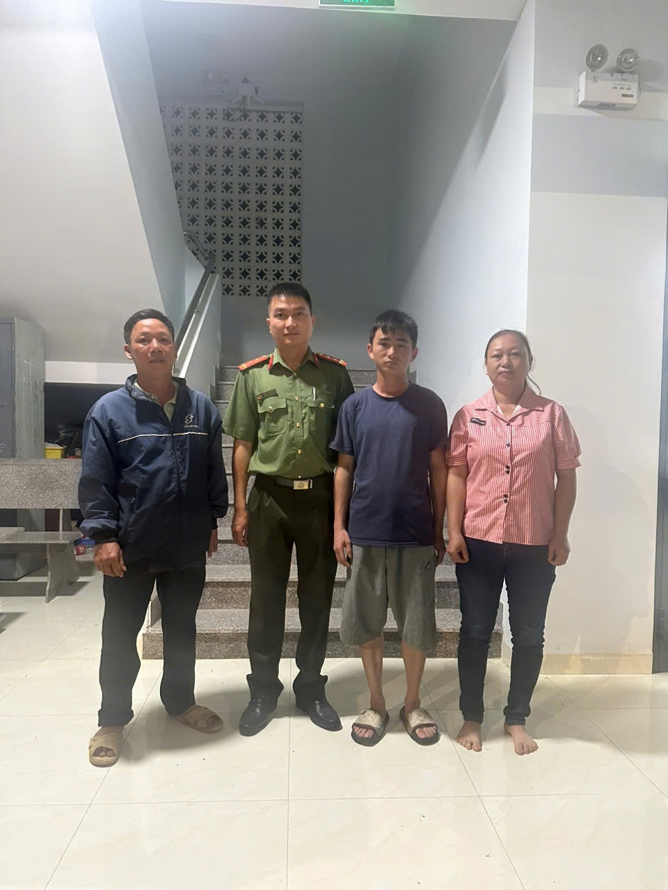 Công an xã Tây Ninh Hòa giúp đỡ người dân đi lạc đường trở về nhà