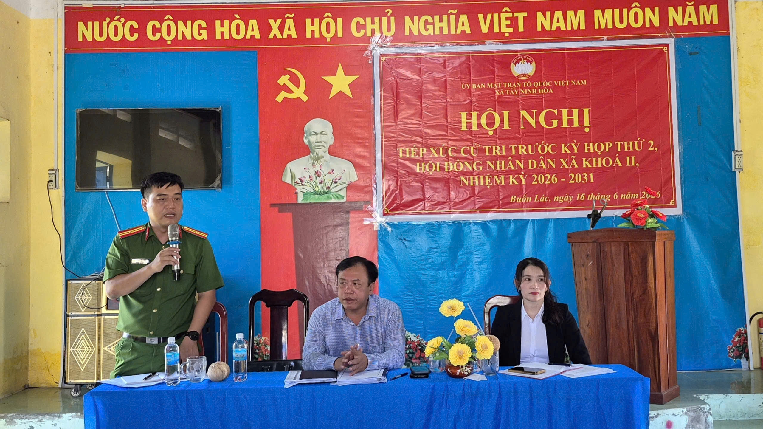 Trưởng Công an xã Tây Ninh Hòa tham gia tiếp xúc cử tri tại các thôn trên địa bàn xã