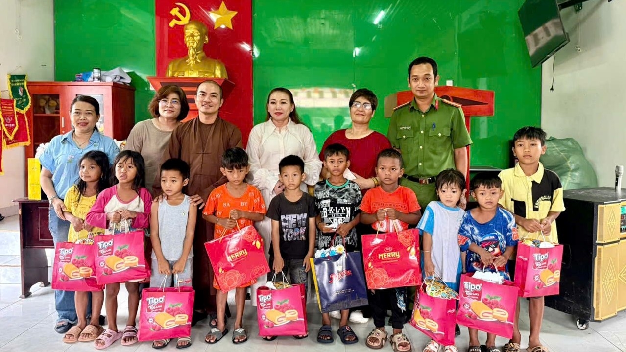 Công an xã Tây Ninh Hòa tổ chức tặng quà, giao lưu với các em thiếu nhi hướng tới Tết Trung thu năm 2026
