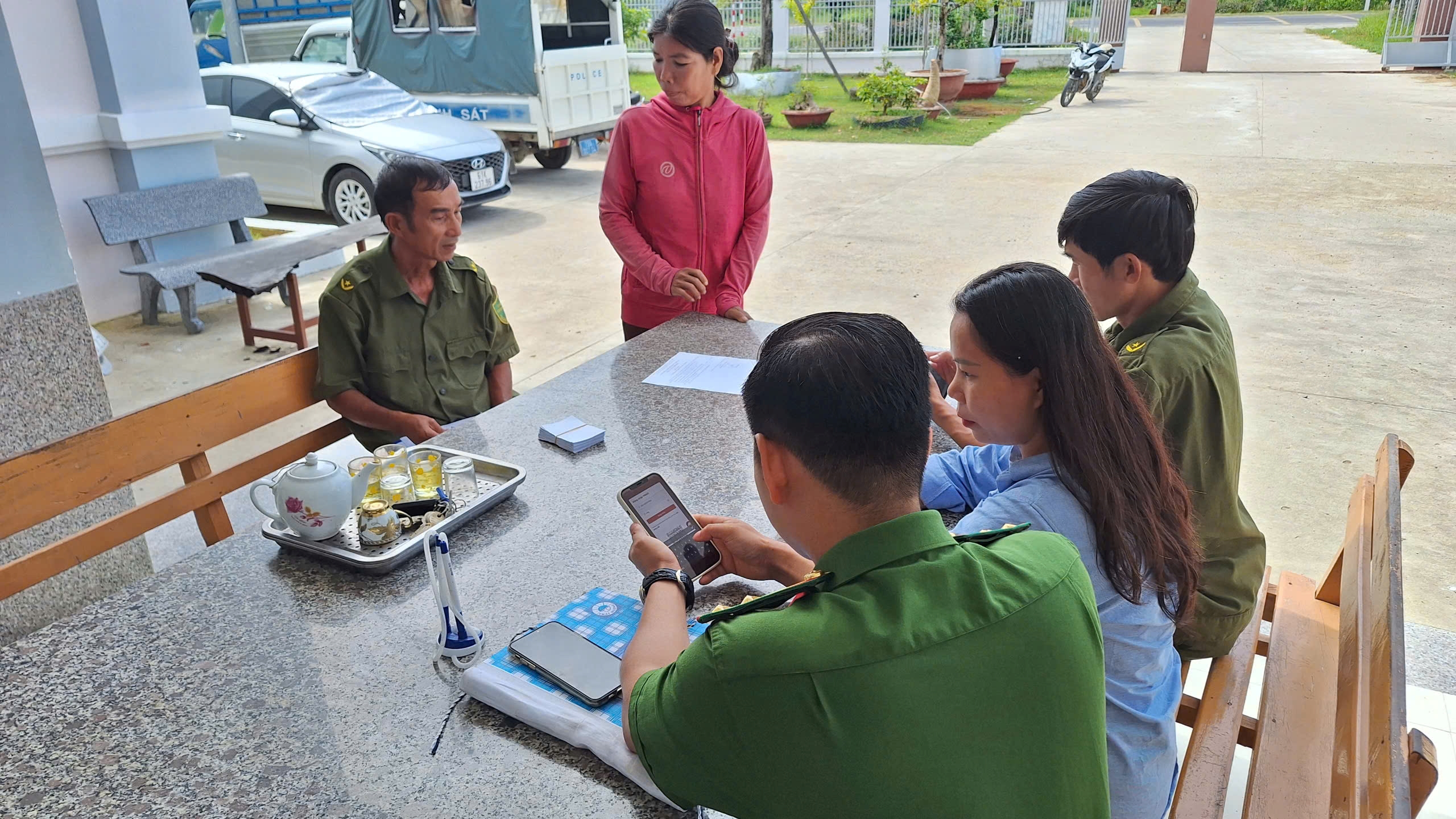Hưởng ứng Ngày Chuyển đổi số quốc gia, Công an xã Tây Ninh Hòa tăng cường hướng dẫn người dân sử dụng các tiện ích số trên ứng dụng VNeID