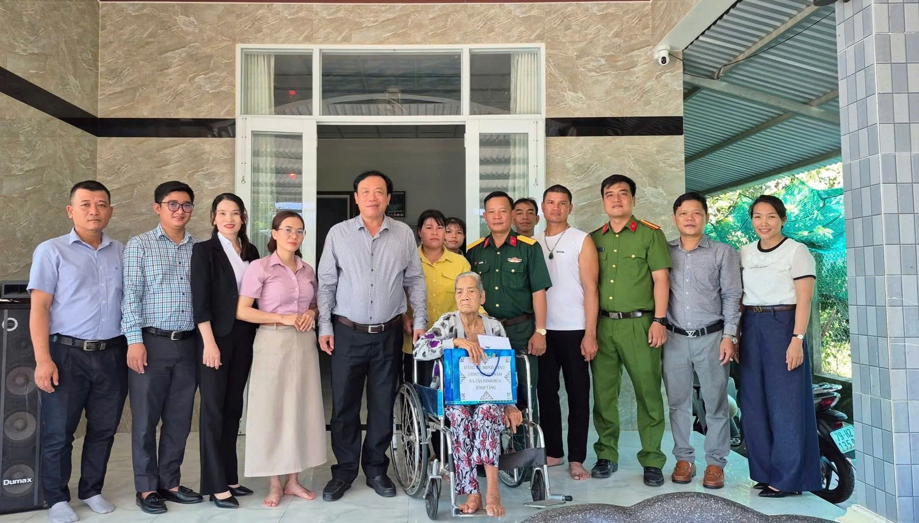 Công an xã Tây Ninh Hòa phối hợp tổ chức thăm, tặng quà người có công với Cách mạng trên địa bàn