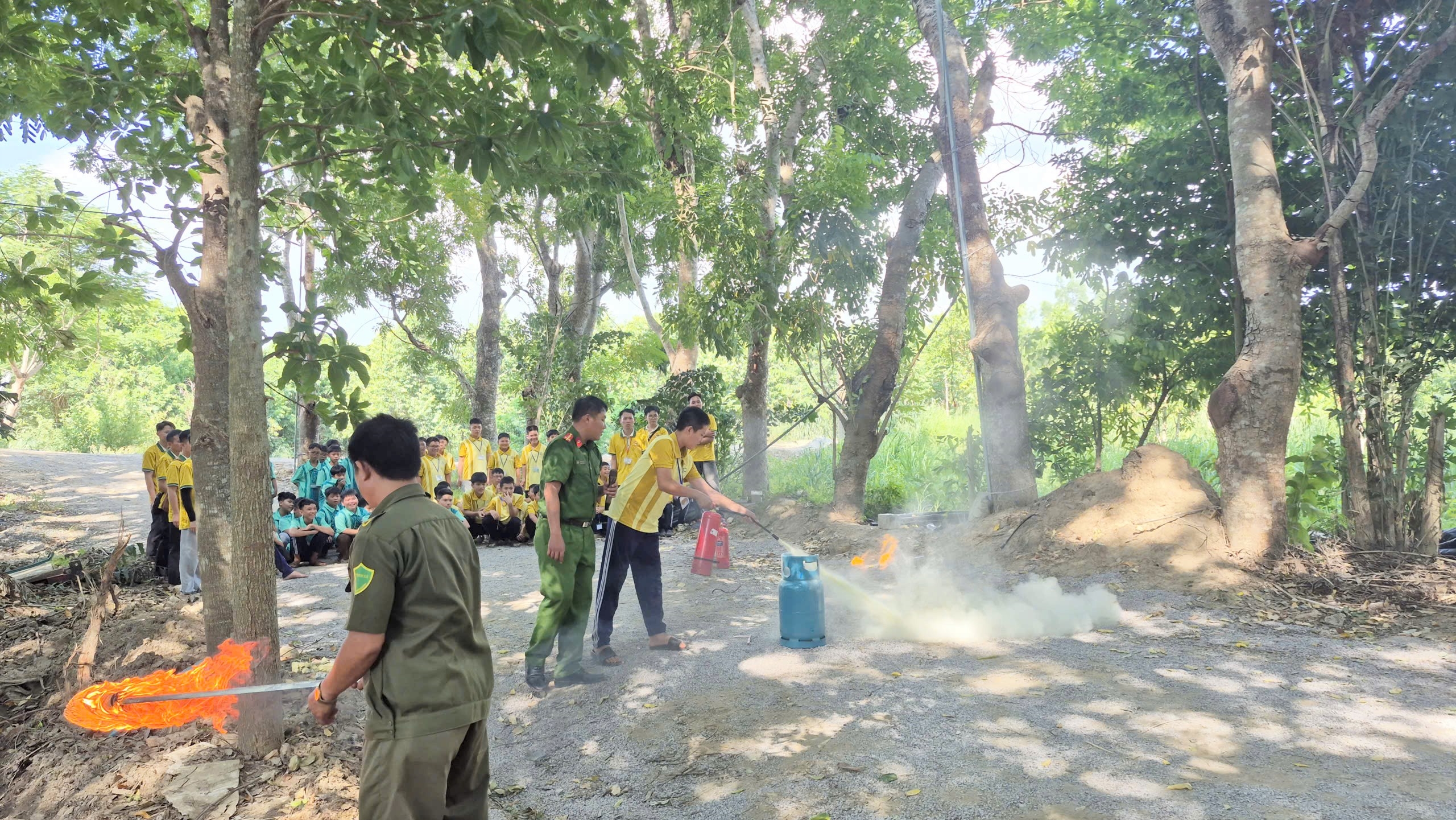Công an xã Tây Ninh Hòa tuyên truyền kiến thức, kỹ năng phòng cháy, chữa cháy cho các khóa sinh Khóa tu mùa hè năm 2026