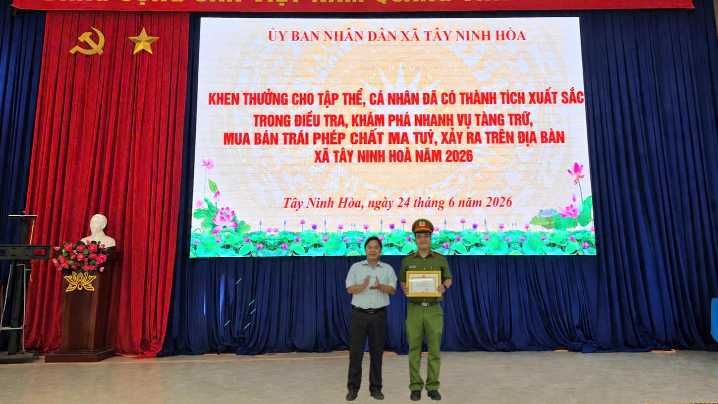 Chủ tịch UBND xã Tây Ninh Hòa khen thưởng đột xuất các tập thể, cá nhân có thành tích xuất trong phong trào Toàn dân bảo vệ an ninh Tổ quốc, kịp thời phát hiện vụ việc tàng trữ trái phép chất ma túy xảy ra trên địa bàn