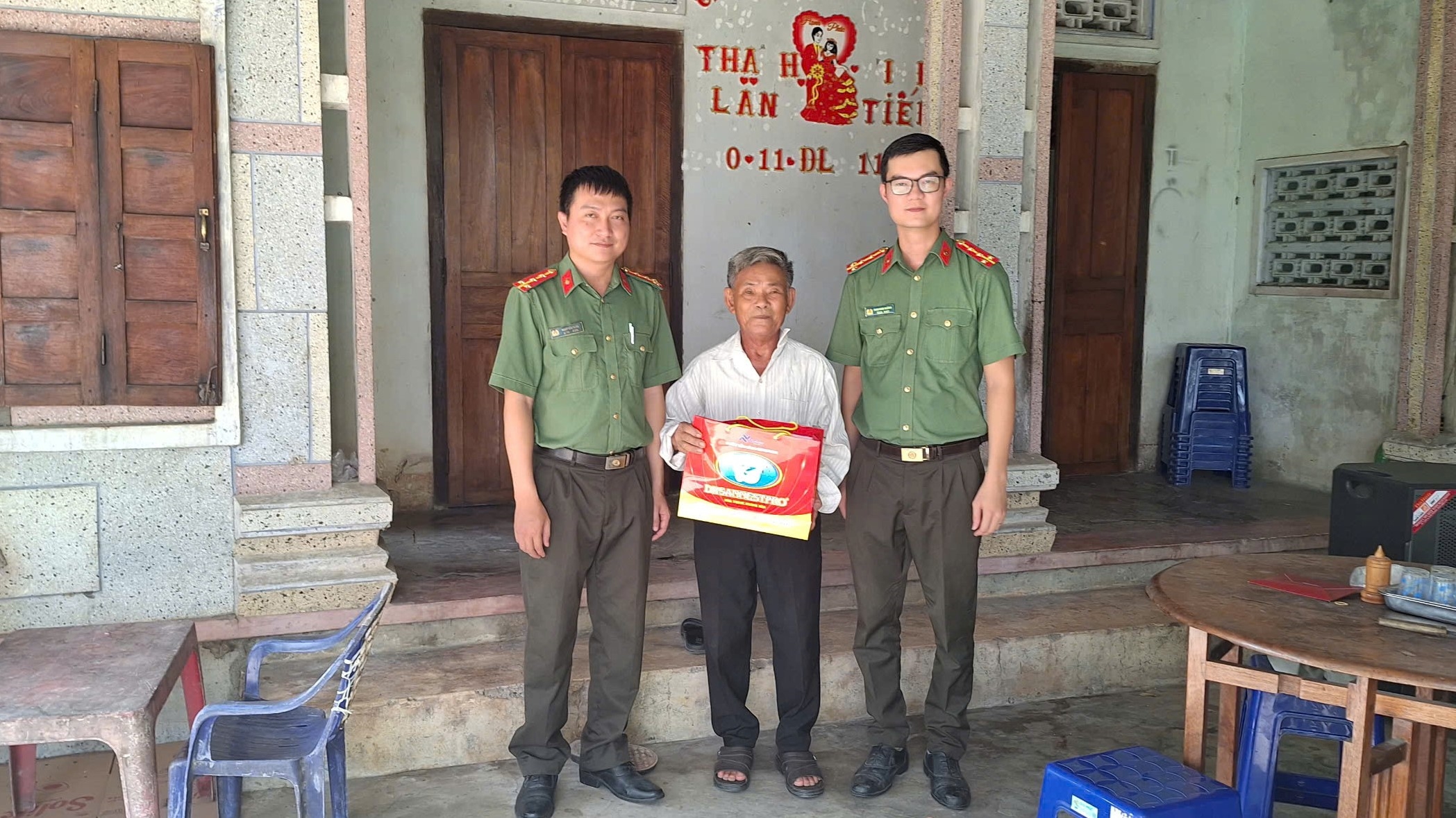 Công an xã Tây Ninh Hòa thăm, tặng quà gia đình liệt sĩ nhân kỷ niệm 79 năm Ngày Thương binh - Liệt sĩ (27/7/1947 - 27/7/2026)