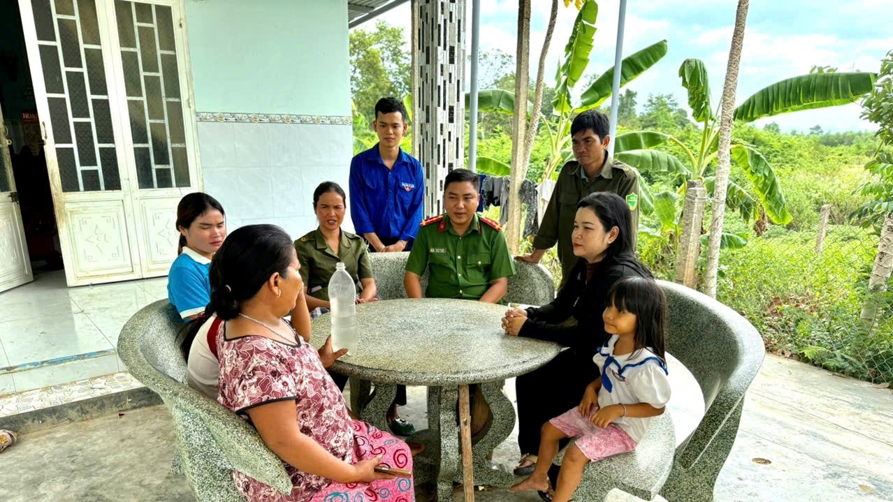 Hưởng ứng phong trào thi đua Ba Nhất, Công an xã Tây Ninh Hòa đến tận nhà tuyên truyền, vận động người dân làm thẻ căn cước và cài đặt định danh điện tử mức độ 2