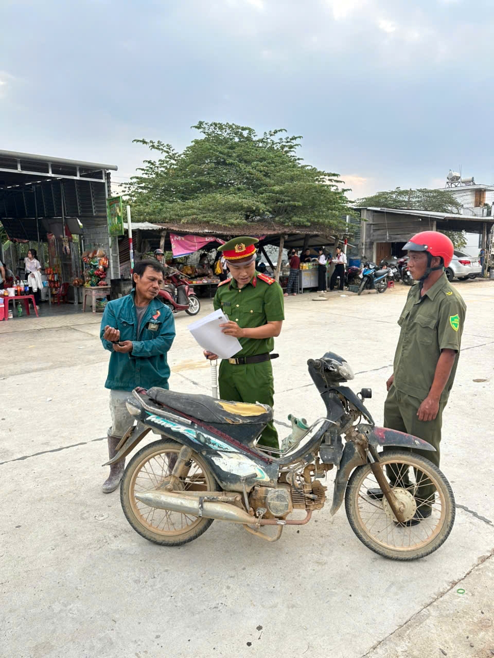 Công an xã Tây Ninh Hòa tăng cường tuần tra, kiểm soát, kết hợp tuyên truyền về trật tự an toàn giao thông cho phụ huynh và học sinh tại khu vực trường học trên địa bàn xã