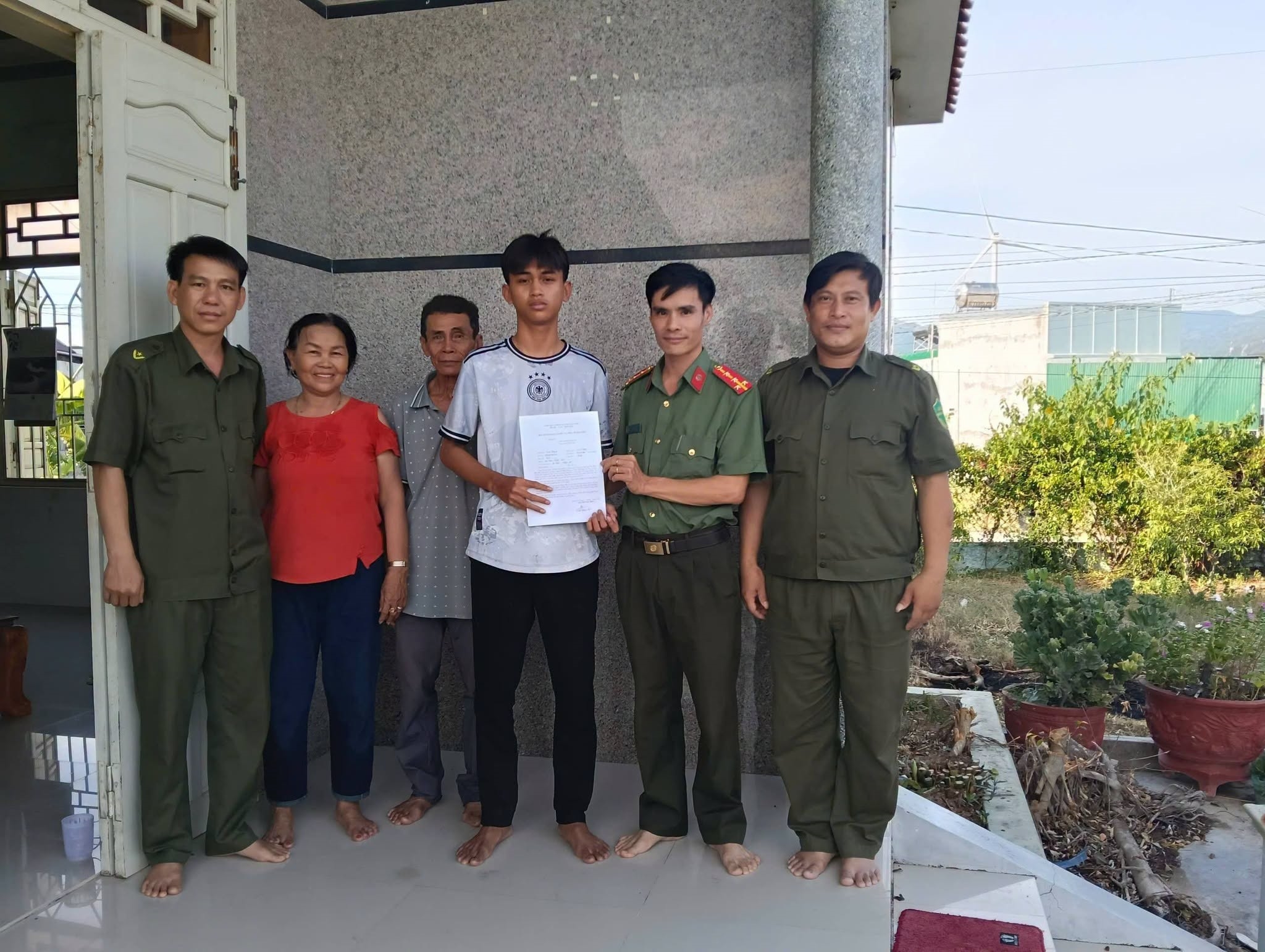 Thanh niên xã Thuận Bắc viết đơn tình nguyện thực hiện nghĩa vụ tham gia Công an nhân dân năm 2027