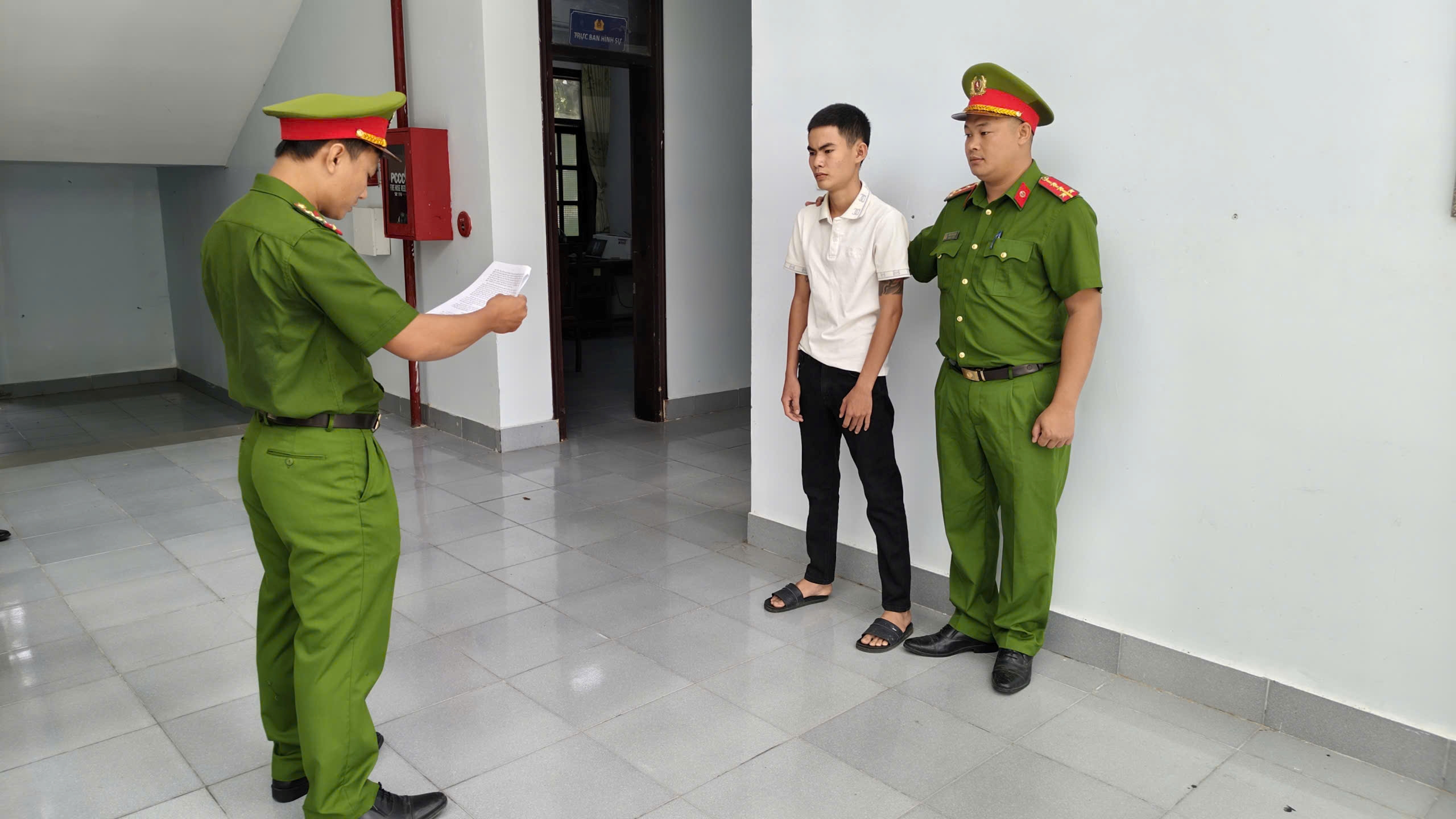 Công an xã Thuận Bắc tống đạt Quyết định buộc người đang được hưởng án treo phải chấp hành hình phạt tù