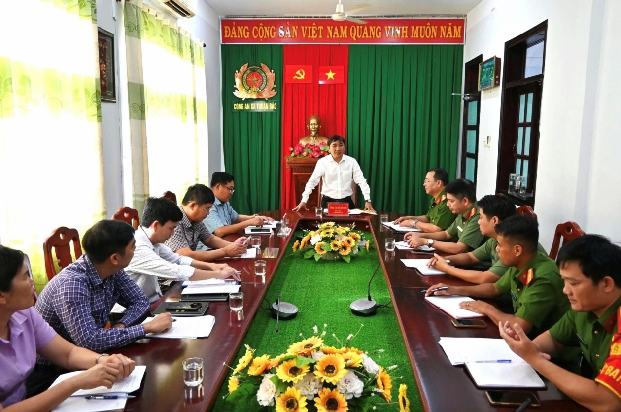 Đảng ủy xã Thuận Bắc làm việc với Công an xã về triển khai nhiệm vụ trọng tâm