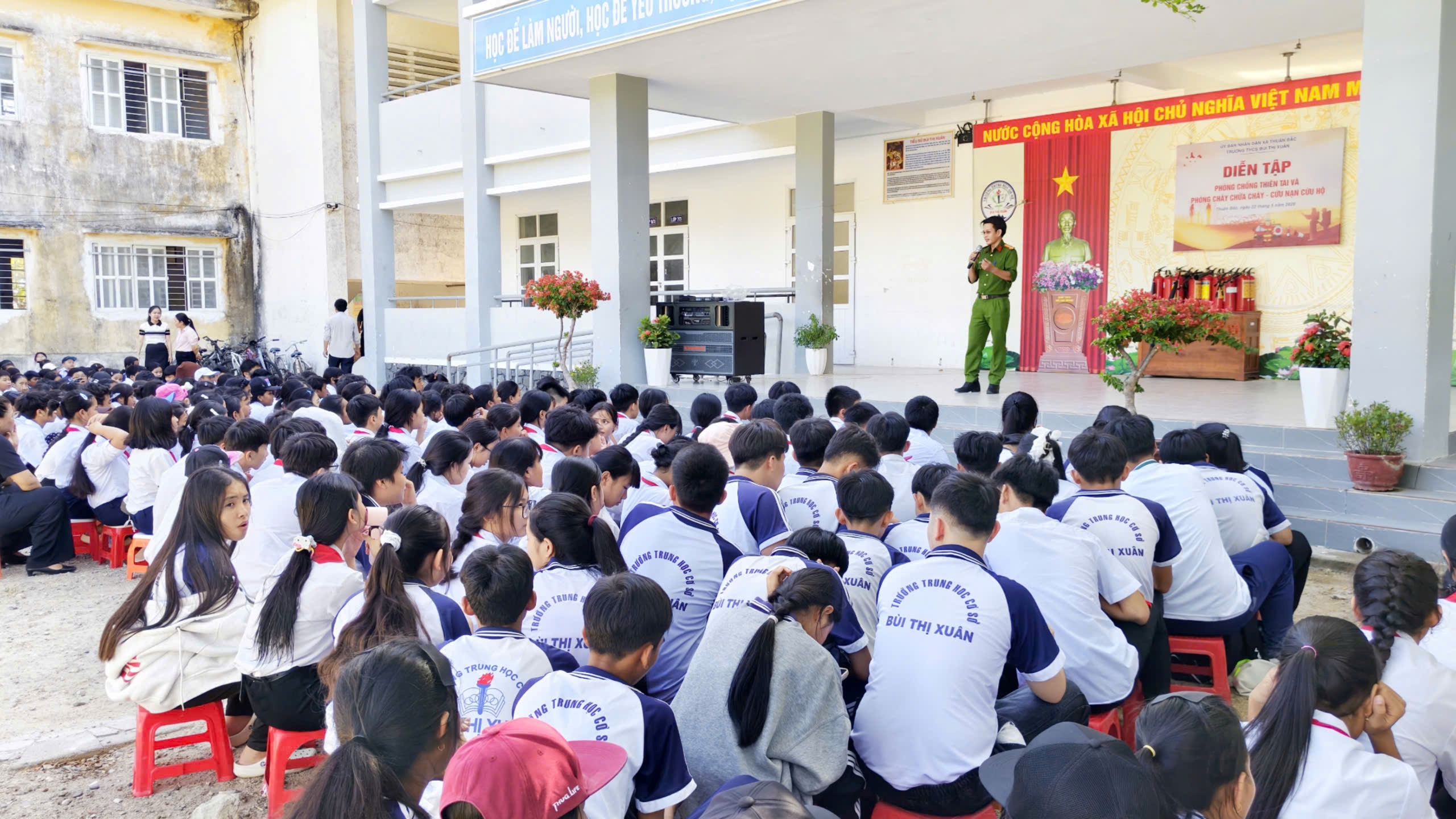 Công an xã Thuận Bắc tuyên truyền phòng chống thiên tai và phòng cháy chữa cháy, cứu nạn cứu hộ tại Trường THCS Bùi Thị Xuân