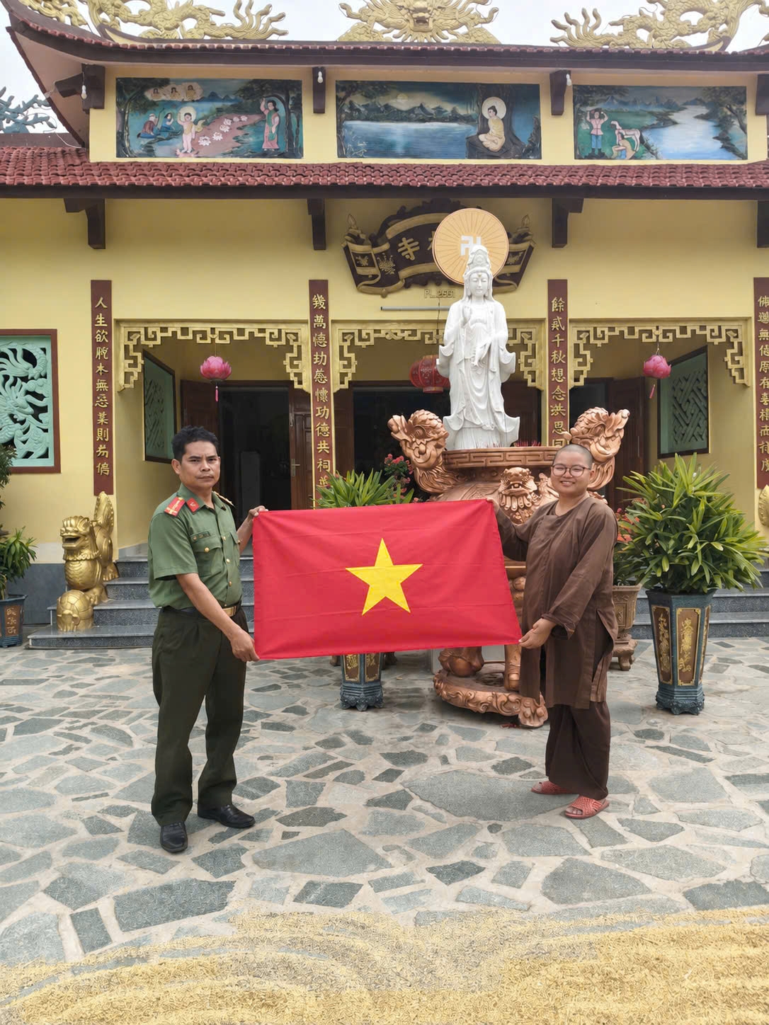 Công an xã Thuận Bắc trao tặng cờ Tổ quốc, tuyên truyền, vận động các cơ sở tôn giáo hưởng ứng ngày Quốc Khánh 02/9
