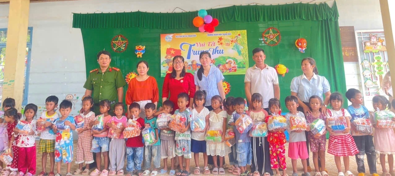 Công an xã Thuận Bắc phối hợp tổ chức Chương trình “Vui Tết Trung Thu” cho các em thiếu nhi