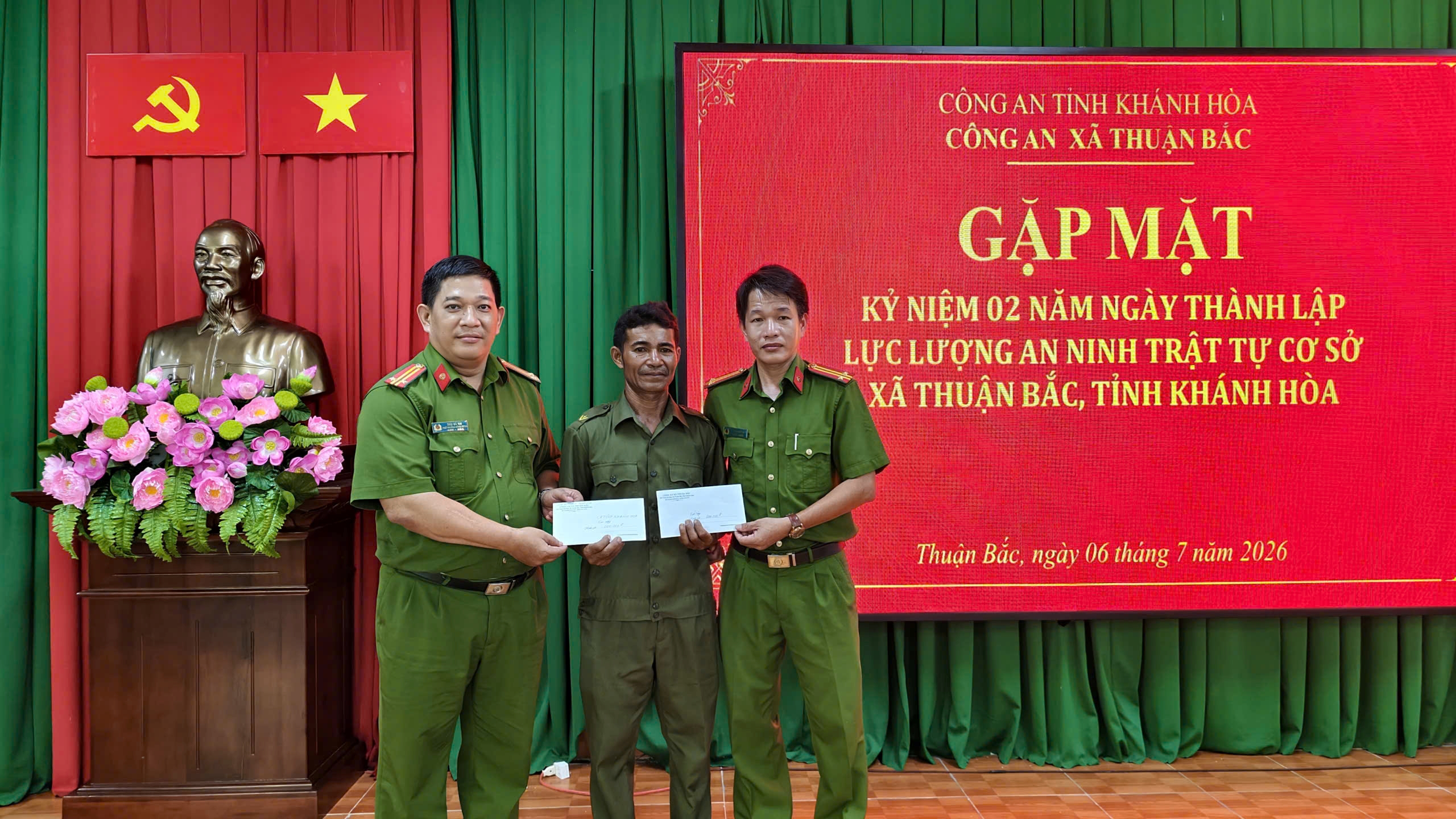 Công an xã Thuận Bắc trao quà động viên lực lượng tham gia bảo vệ ANTT ở cơ sở có hoàn cảnh khó khăn