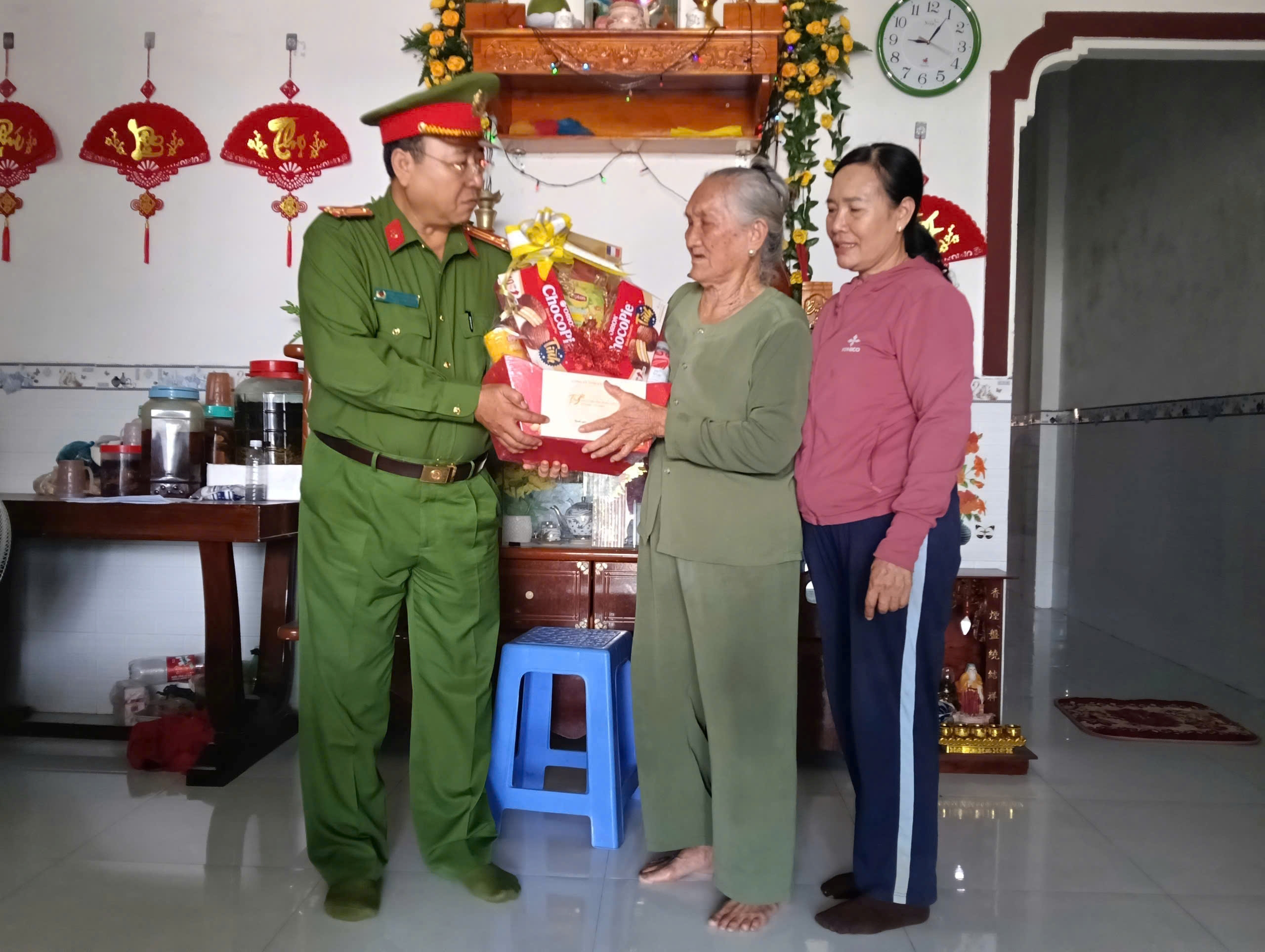 Công an xã Thuận Bắc thăm hỏi, tặng quà thân nhân liệt sĩ Công an nhân dân nhân kỷ niệm 79 năm Ngày Thương binh - Liệt sĩ (27/7/1947 - 27/7/2026)