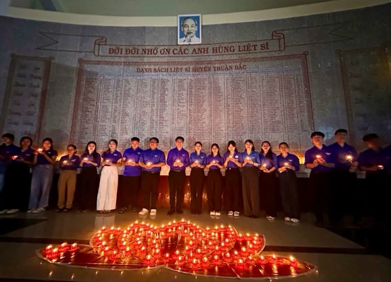 Chi đoàn Công an xã Thuận Bắc phối hợp Đoàn xã tổ chức Lễ Thắp nến tri ân kỷ niệm 79 năm ngày Thương binh - Liệt sĩ