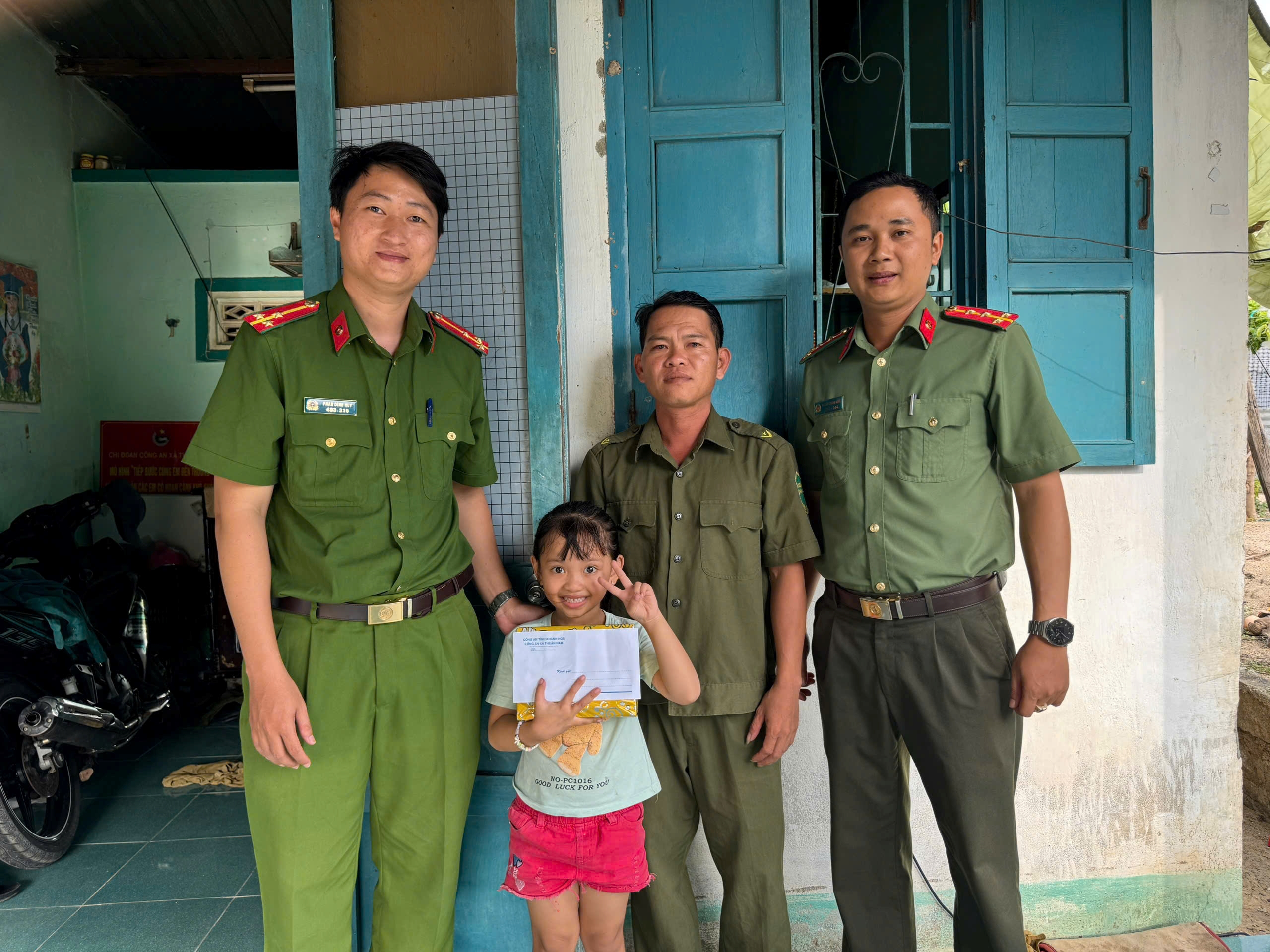 Chi đoàn Công an xã Thuận Nam trao yêu thương, tiếp bước em đến trường