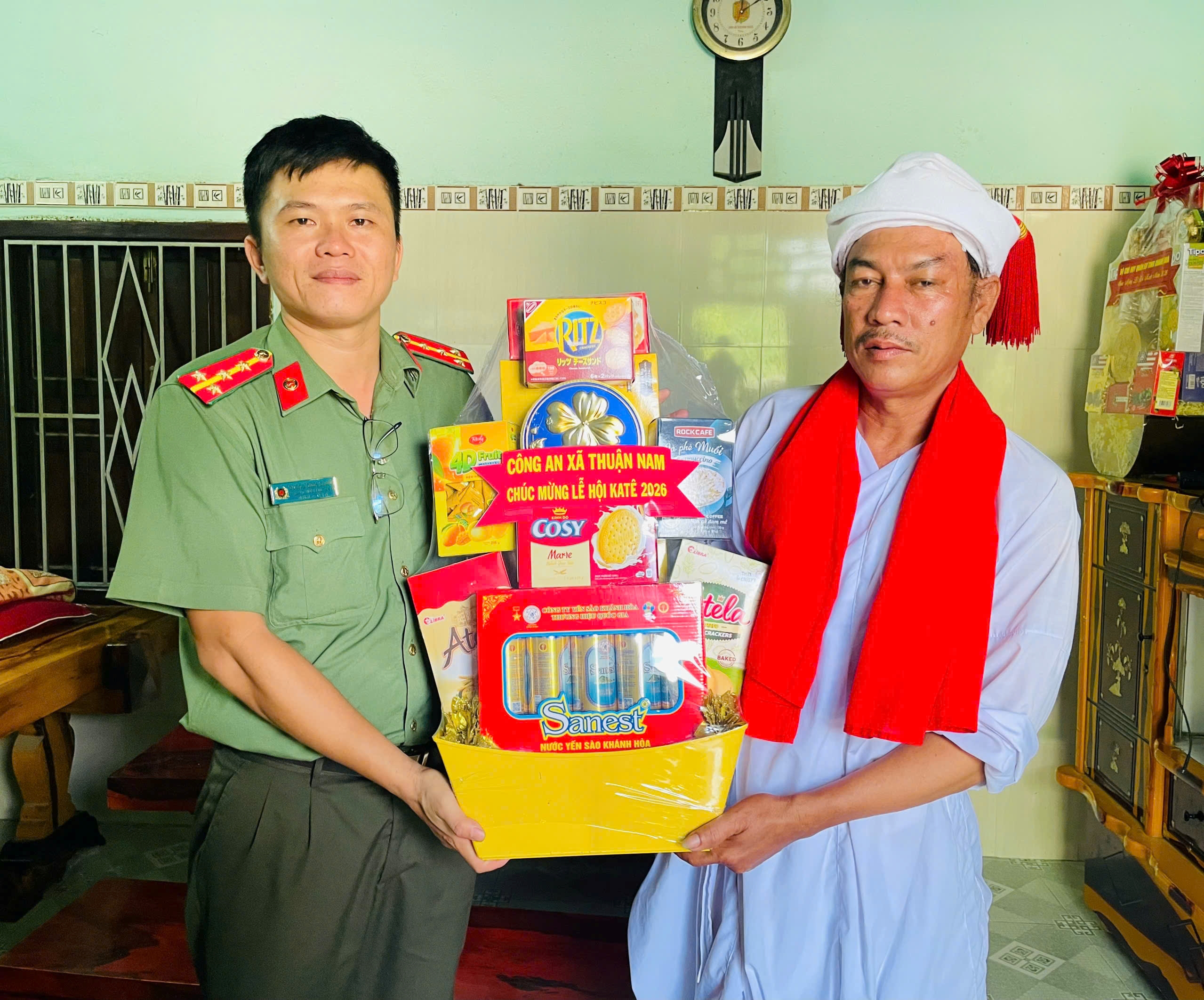 Công an xã Thuận Nam thăm, tặng quà chức sắc, người có uy tín và Ban Quản lý các thôn nhân dịp Lễ hội Katê năm 2026