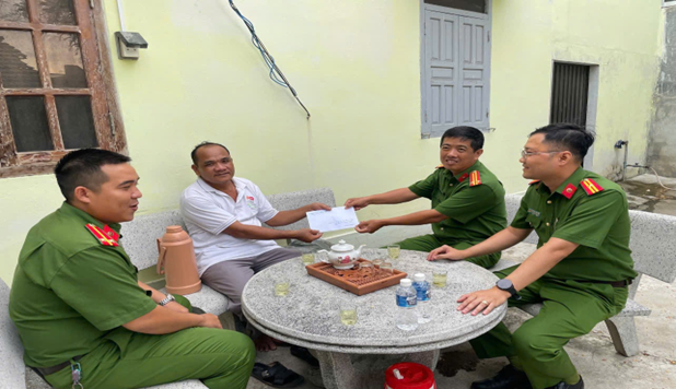 Công an xã Thuận Nam thăm hỏi, động viên lực lượng bảo vệ ANTT ở cơ sở bị bệnh nặng