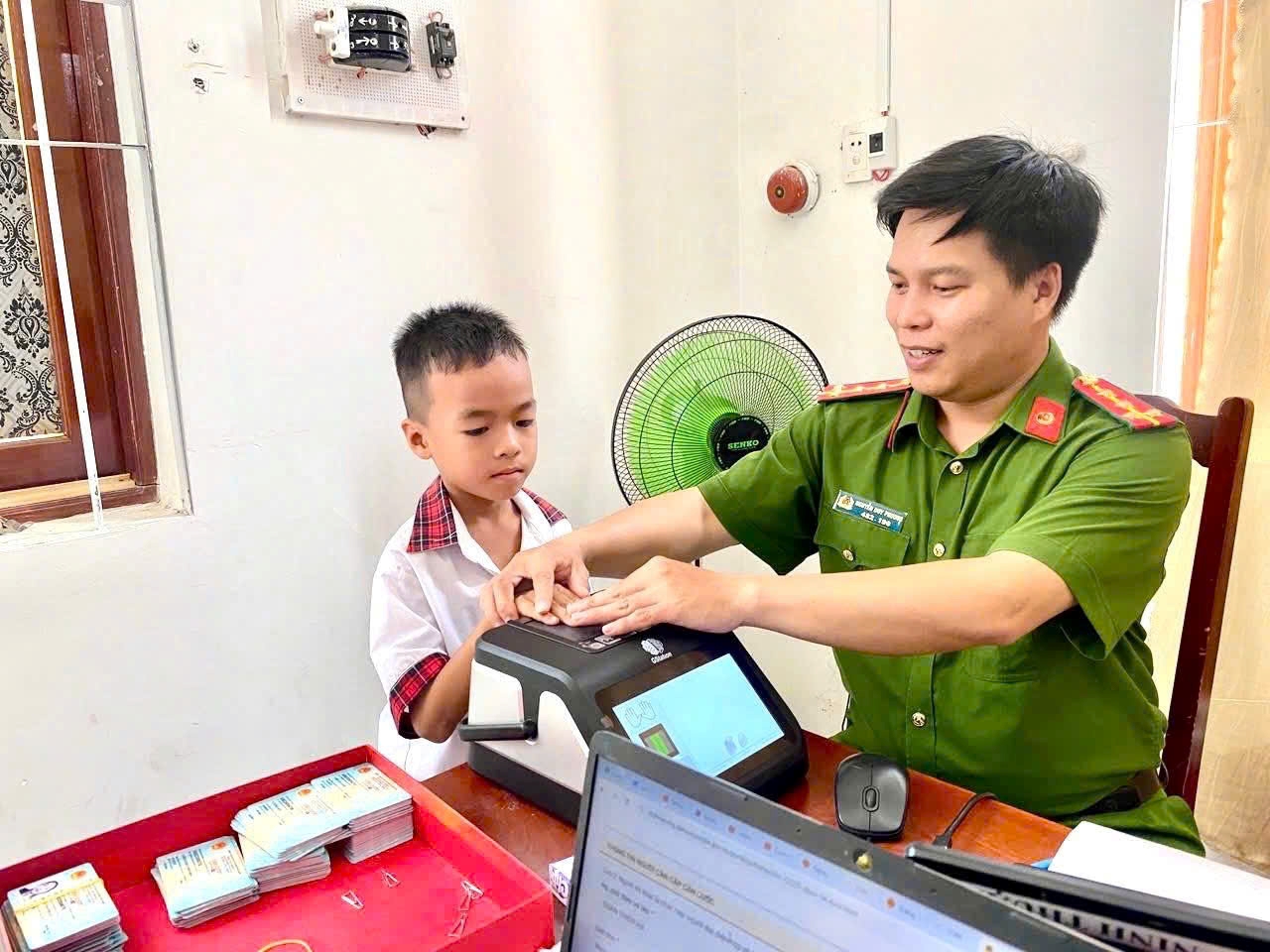 Công an xã Thuận Nam quyết tâm hoàn thành sớm công tác cấp căn cước và tài khoản định danh điện tử cho công dân từ đủ 6 đến 14 tuổi trên địa bàn xã
