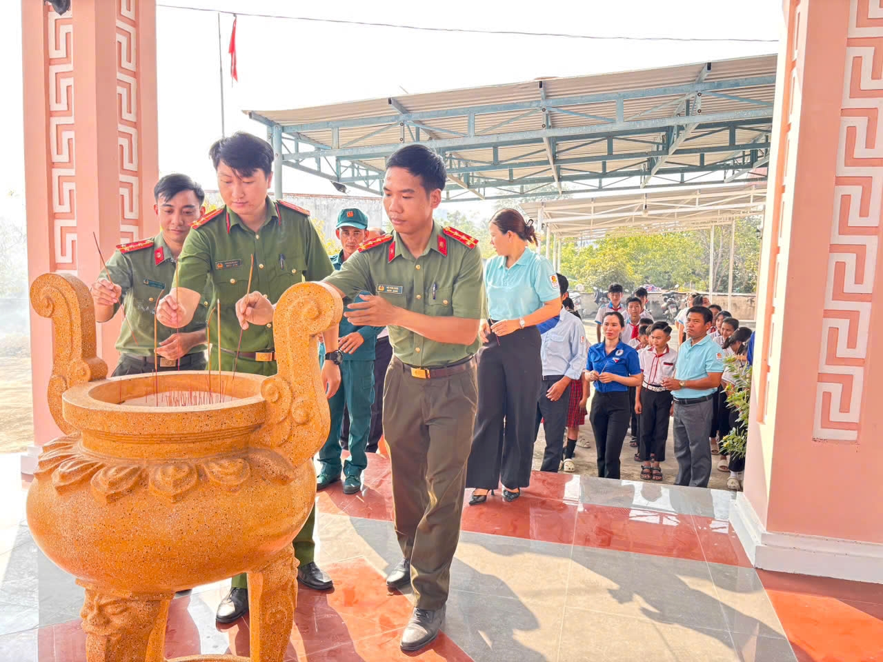 Cán bộ, chiến sĩ Công an xã Thuận Nam tham gia chương trình “Hành trình về địa chỉ đỏ”