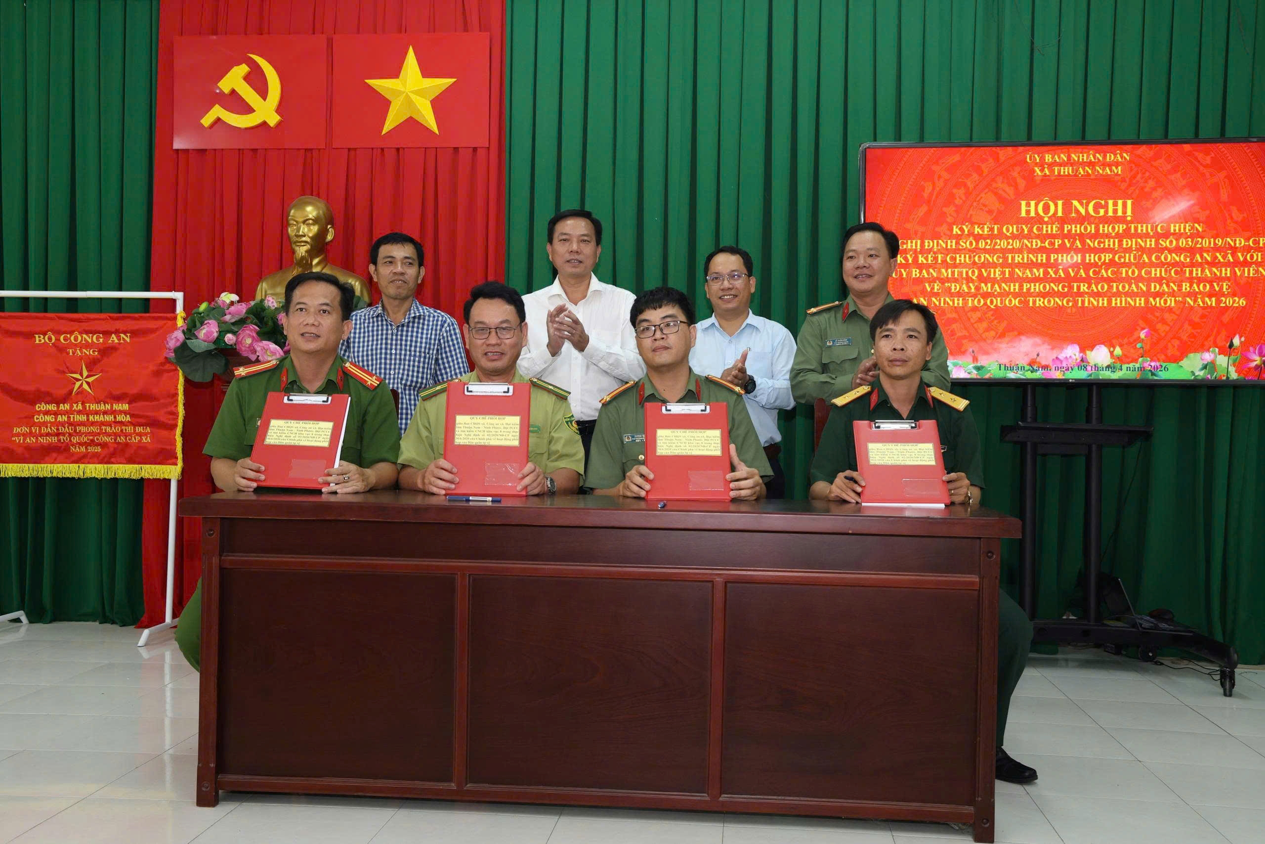 Xã Thuận Nam tổ chức ký kết quy chế phối hợp trong thực hiện Nghị định số 02/2020/NĐ-CP và Nghị định số 03/2019/NĐ-CP