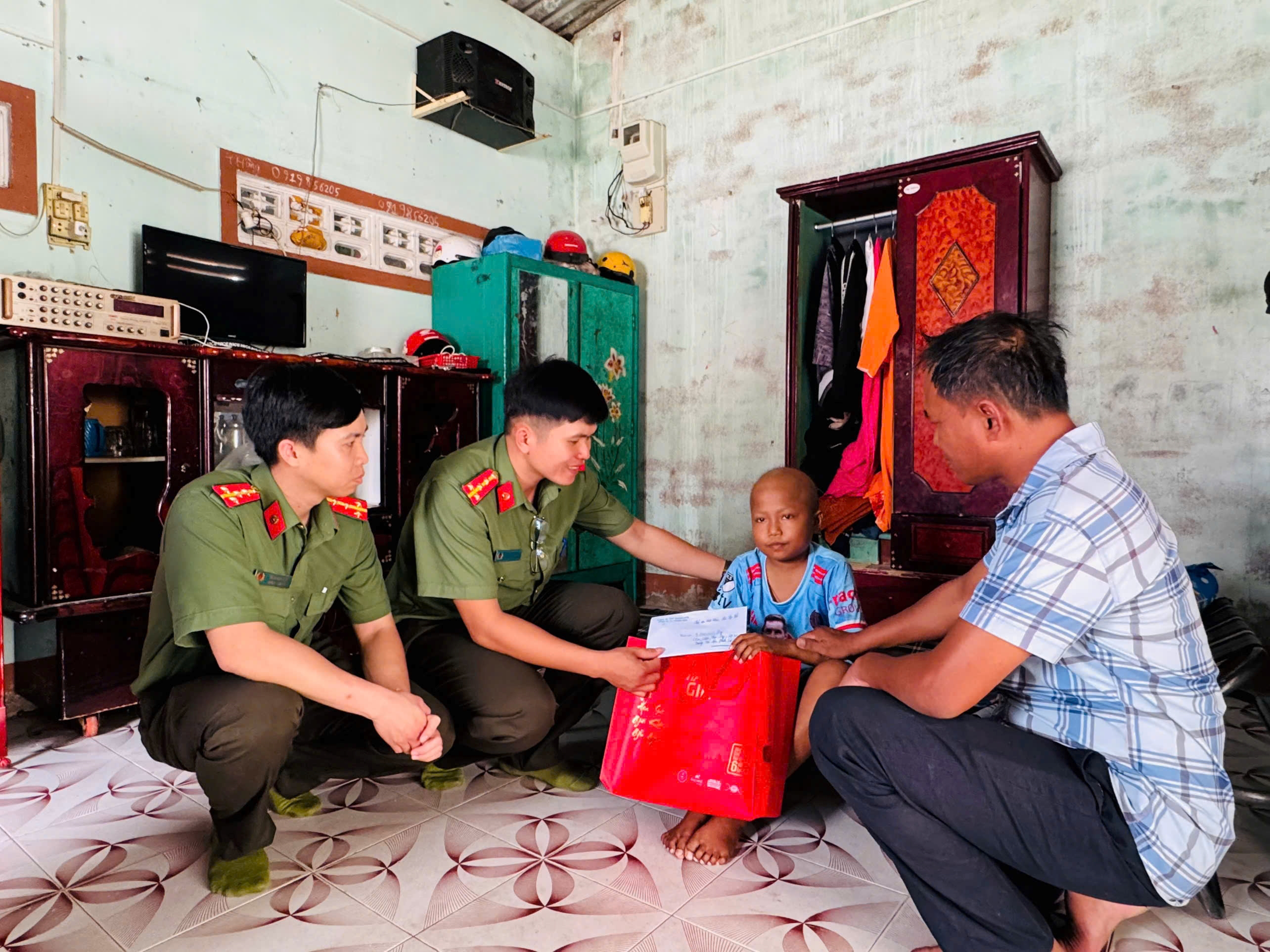 Công an xã kịp thời chia sẻ, động viên em Châu Thái Duy bị ung thư máu