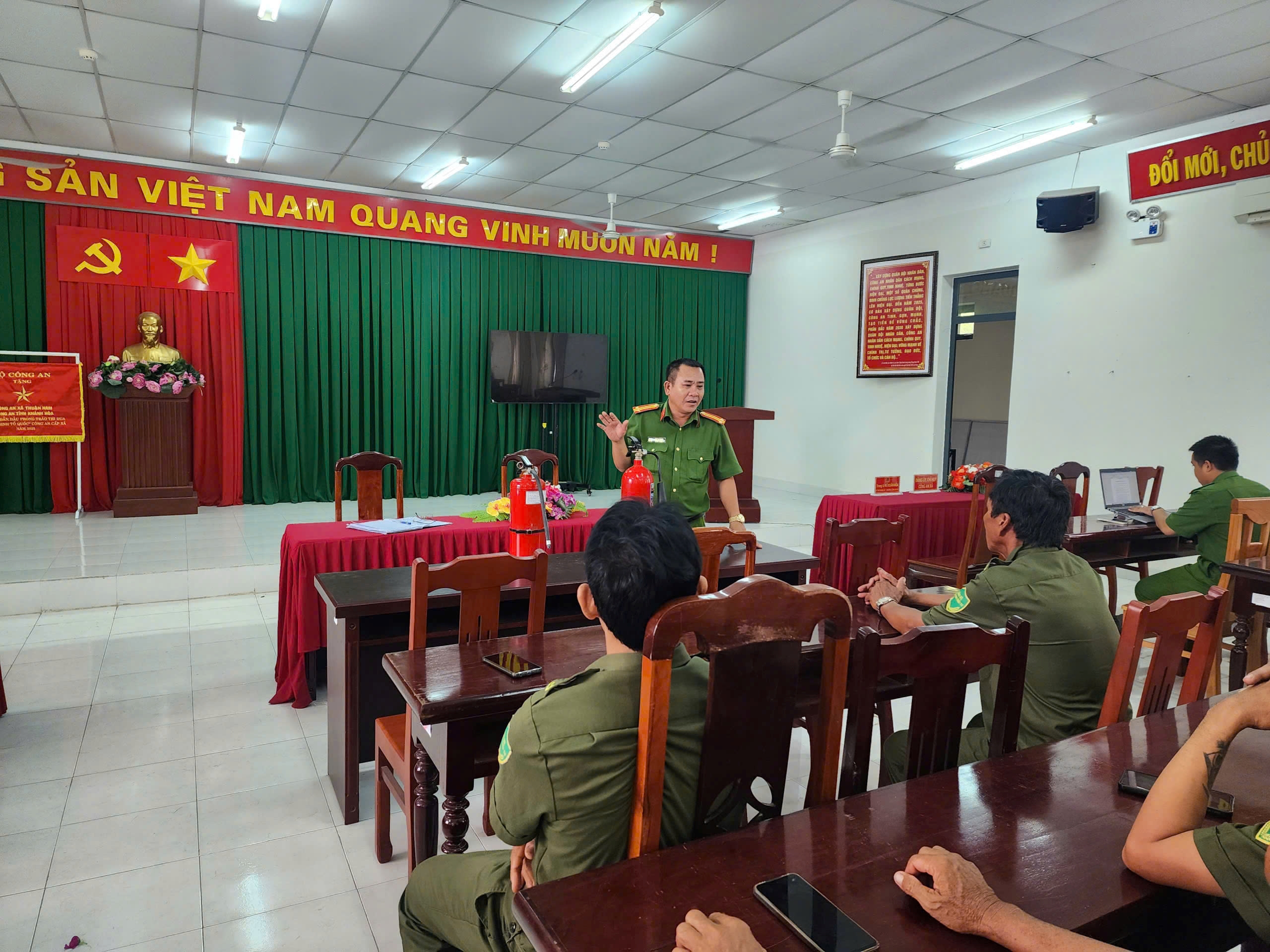 Công an xã Thuận Nam tổ chức tập huấn nghiệp vụ PCCC và CNCH cho lực lượng tham gia bảo vệ ANTT ở cơ sở