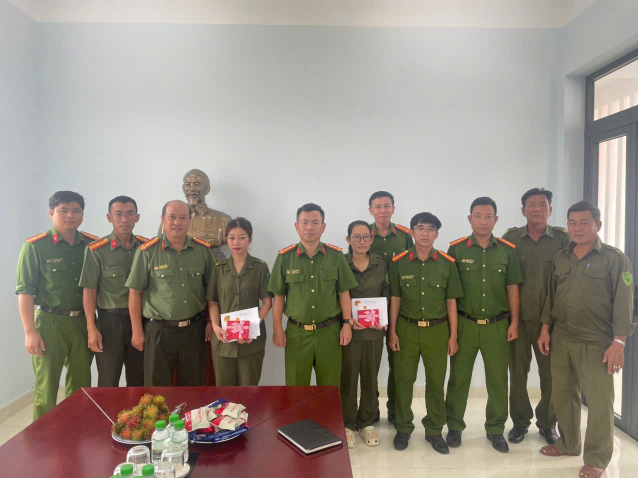 Lãnh đạo Công an tỉnh Khánh Hòa thăm hỏi, tặng quà thành viên lực lượng tham gia bảo vệ an ninh, trật tự ở cơ sở có hoàn cảnh khó khăn