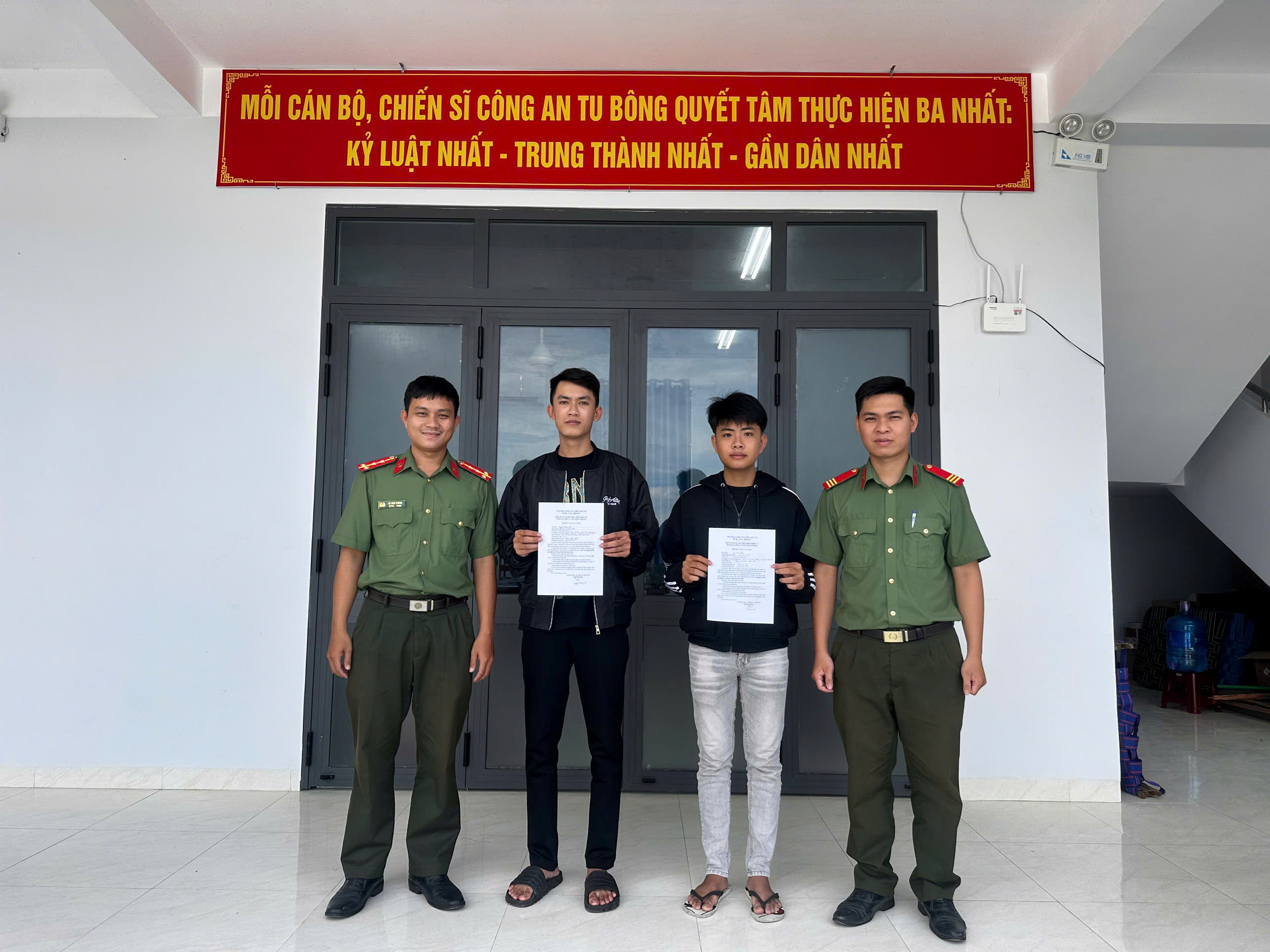 Công an xã Tu Bông tích cực tuyên truyền, vận động công dân tự nguyện đăng ký tham gia nghĩa vụ Công an nhân dân năm 2026