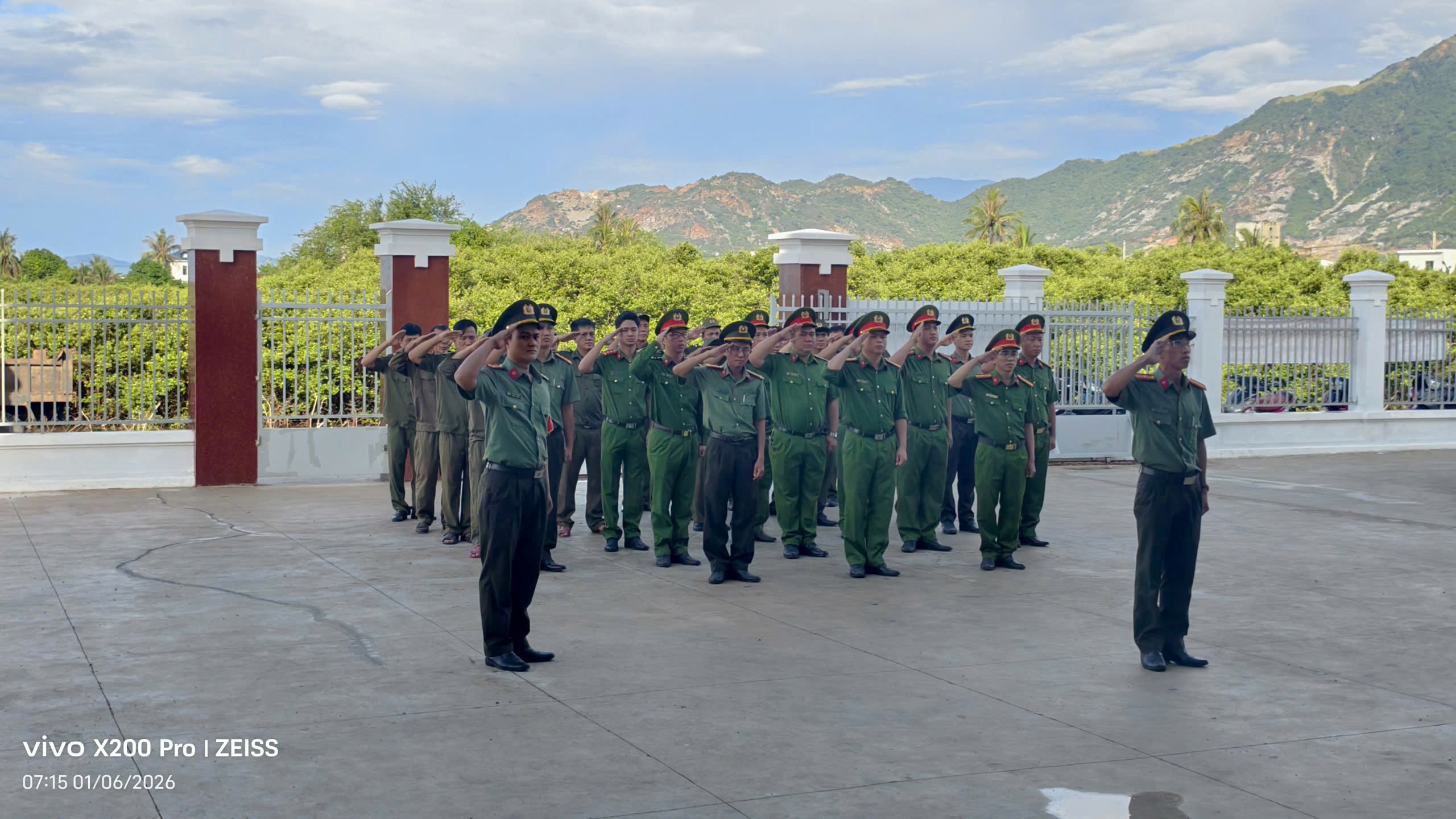 Công an xã Tu Bông tổ chức Lễ chào cờ đầu tháng 6