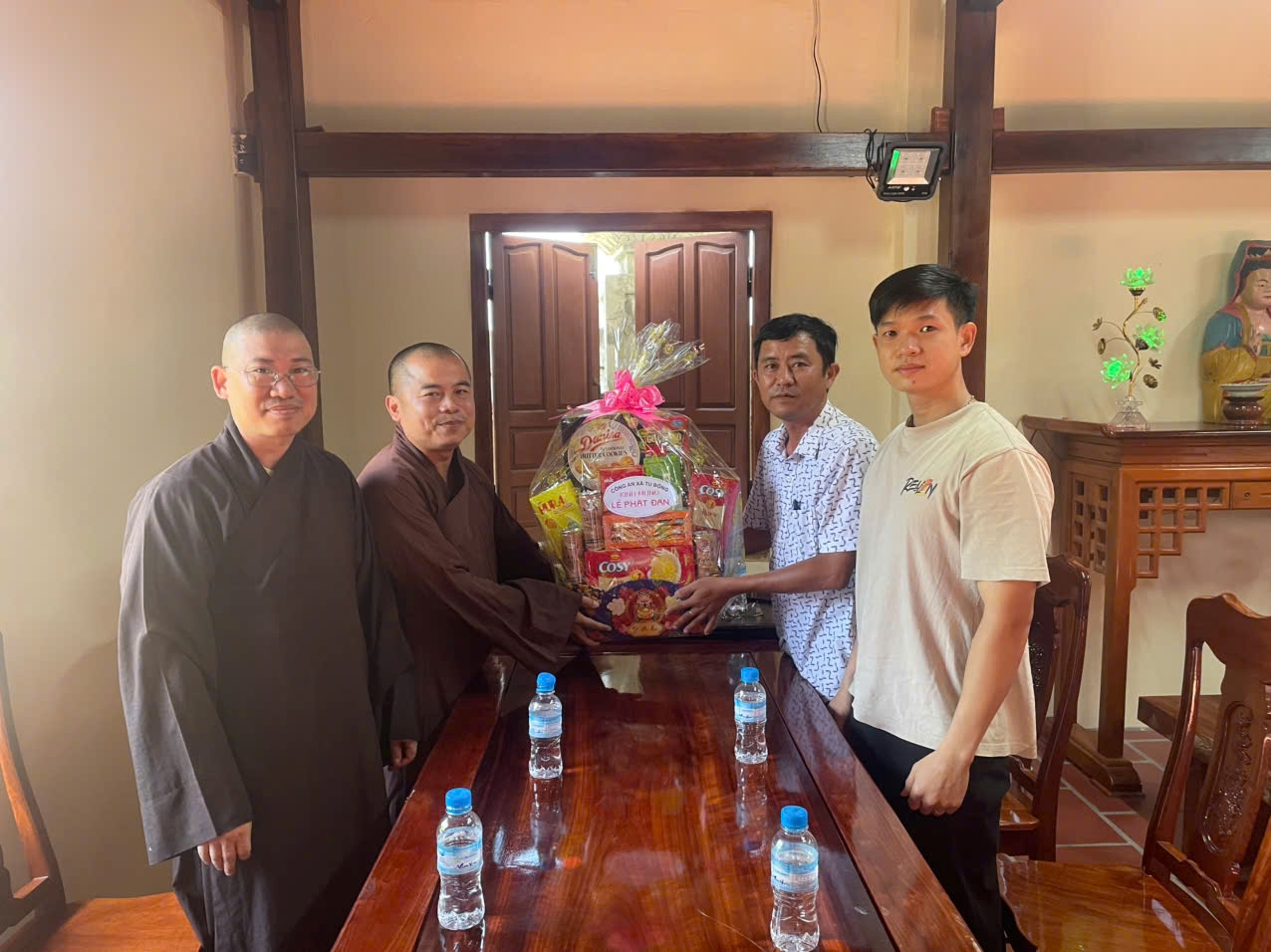 Công an xã Tu Bông đến thăm, chúc mừng, tặng quà các cơ sở Phật giáo trên địa bàn xã.