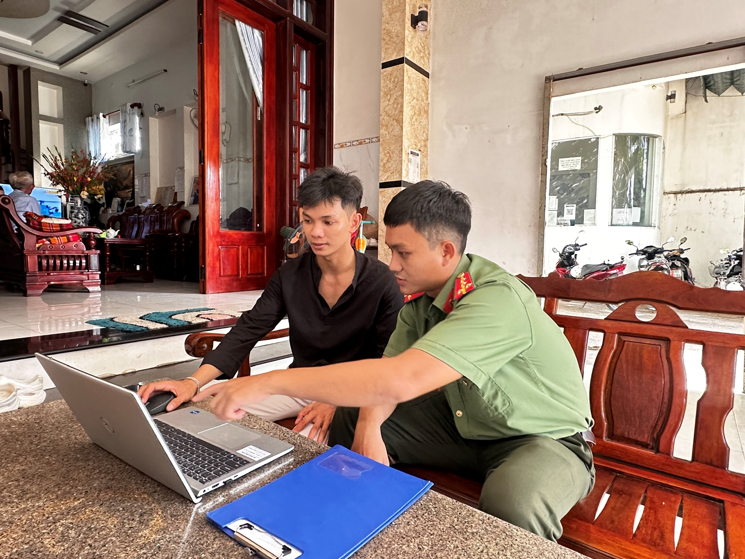 Công an xã Tu Bông hướng dẫn các cơ sở kinh doanh dịch vụ lưu trú thực hiện khai báo lưu trú trực tuyến