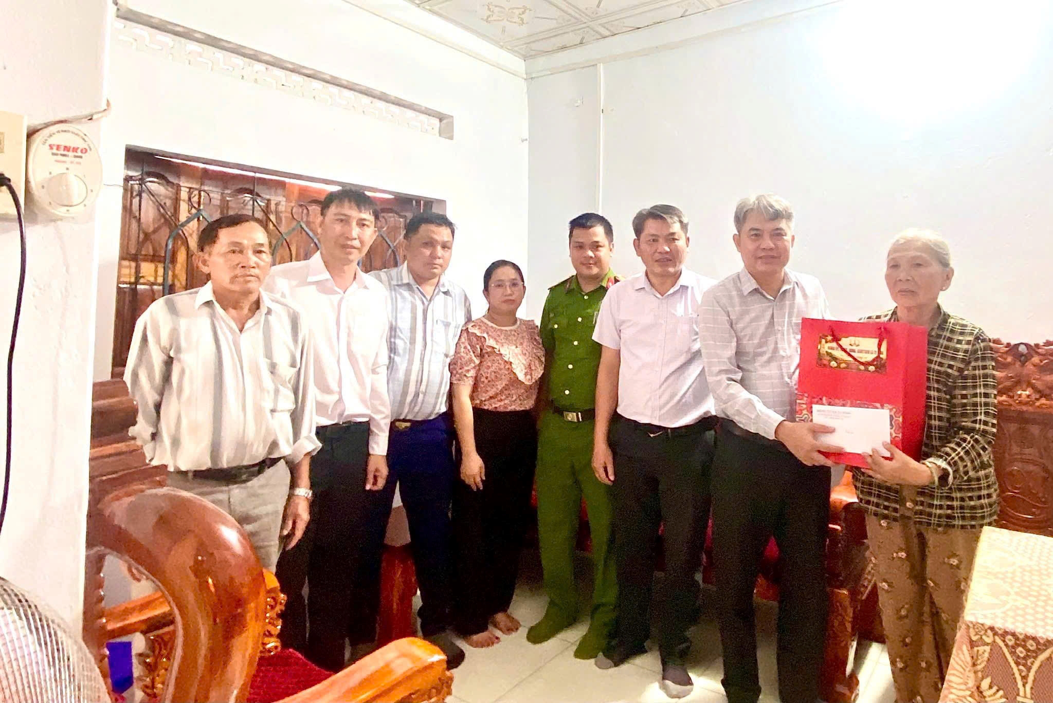 Công an xã Tu Bông thăm hỏi, tặng quà gia đình thân nhân liệt sĩ nhân dịp 27/7