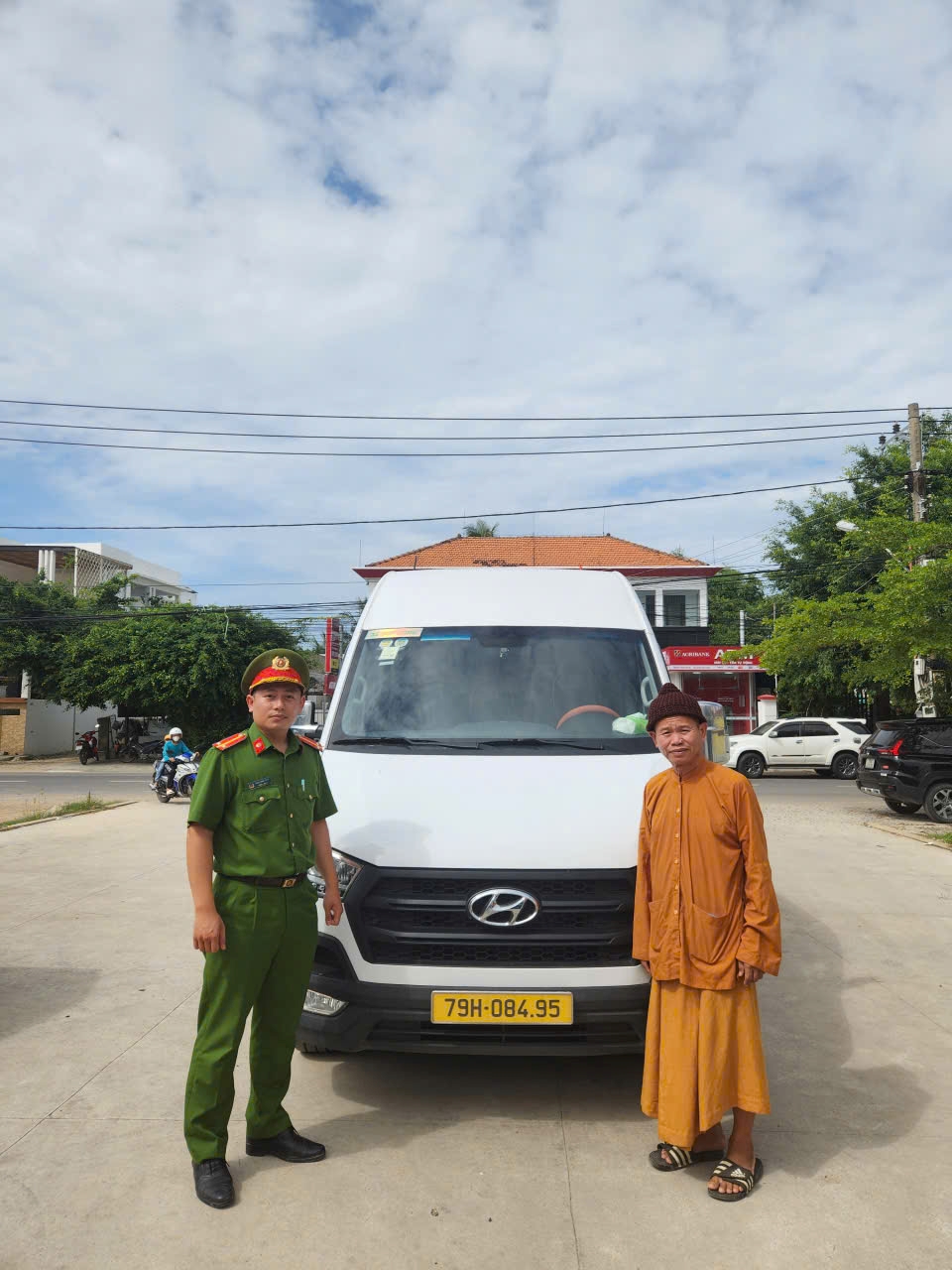Công an xã Tu Bông tăng cường thực hiện tổng rà soát, kiểm tra xe tải tự đổ dưới 15.000kg  và xe limousine, xe kinh doanh vận tải chở khách trên địa bàn xã
