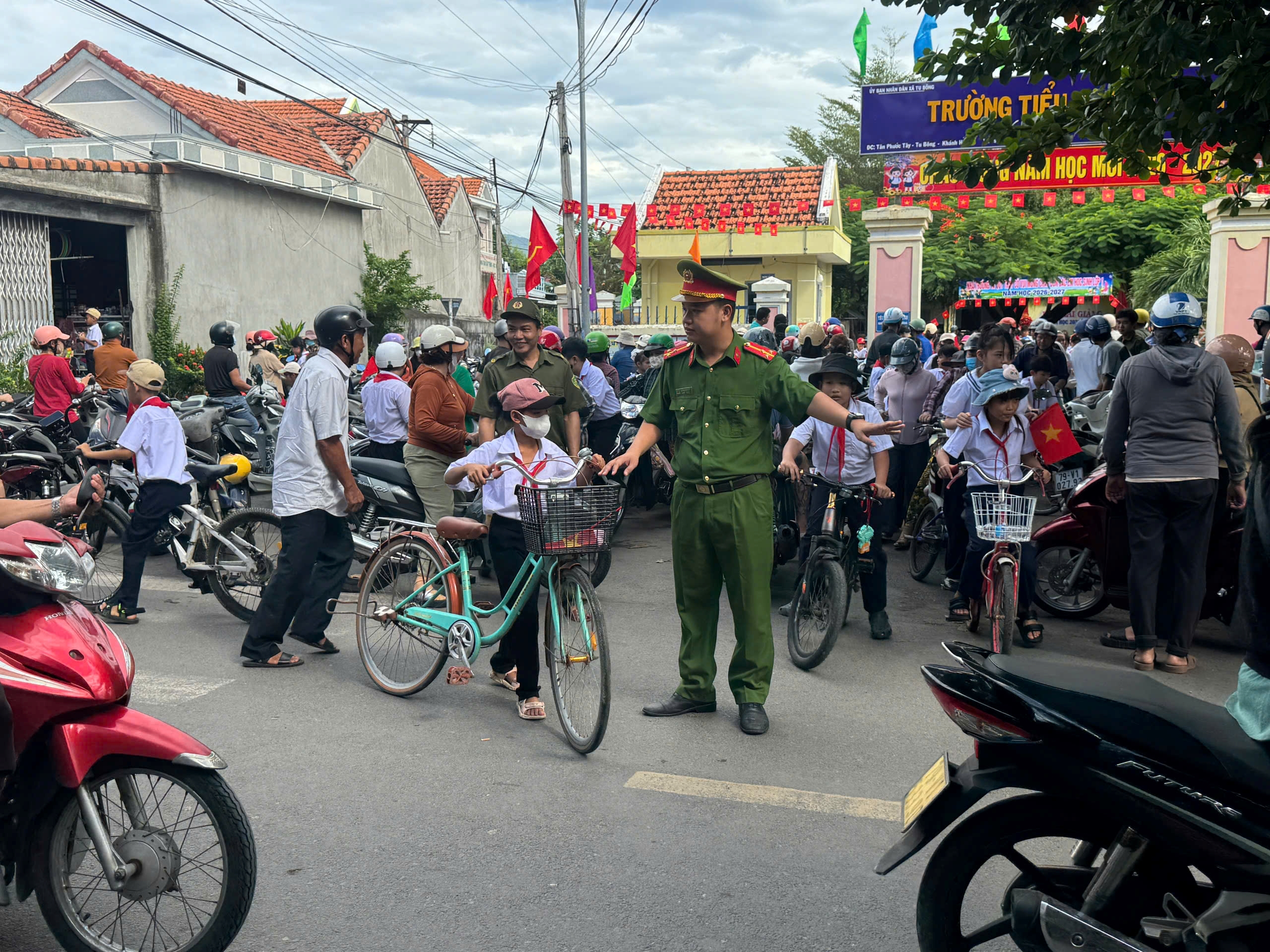 Công an xã Tu Bông: chủ động bảo đảm an ninh trật tự, trật tự an toàn giao thông dịp lễ khai giảng năm học 2026 - 2027 các điểm trường đóng trên địa bàn xã