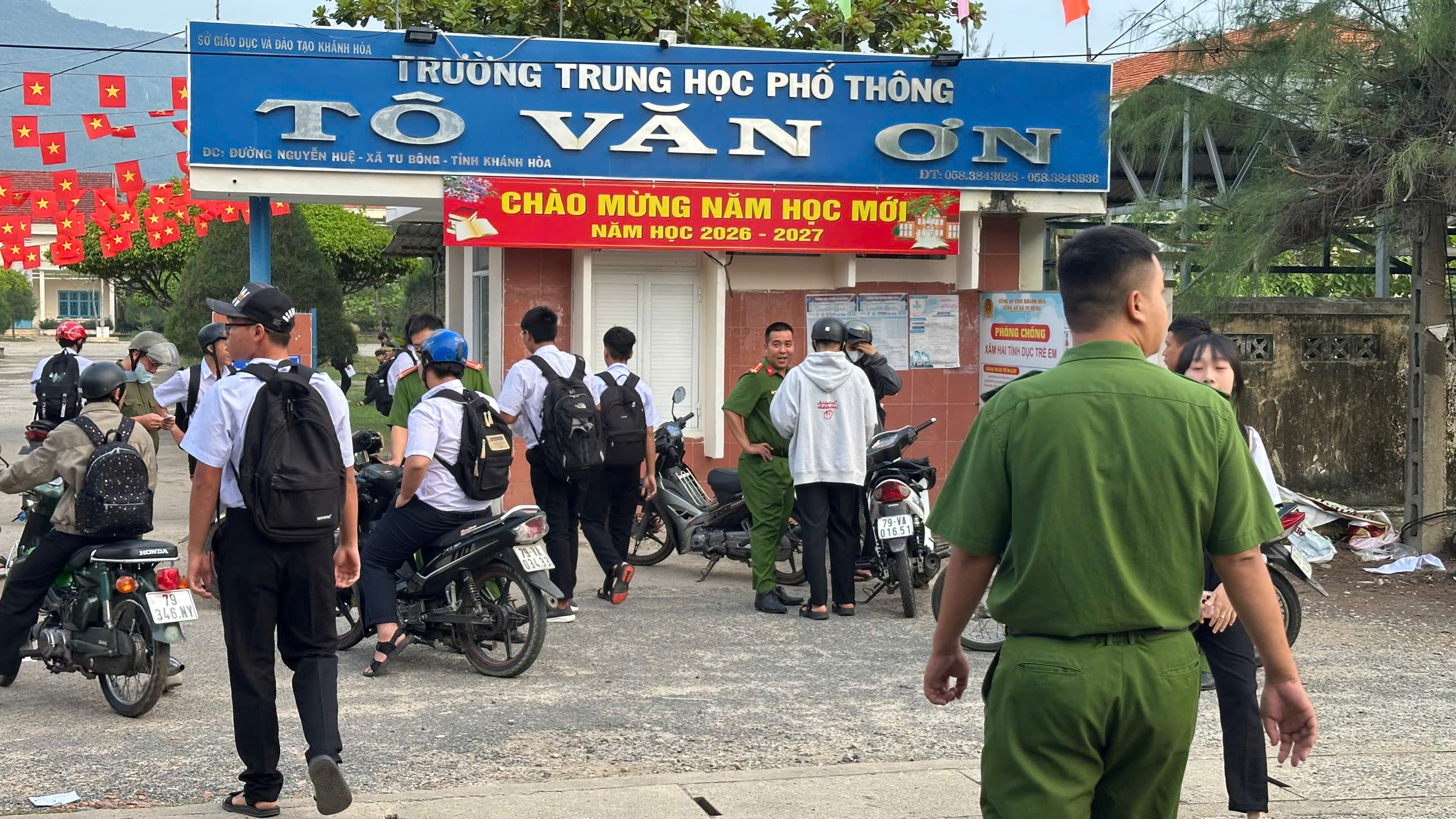 Công an xã Tu Bông: Tăng cường kiểm tra xử lý các hành vi vi phạm luật trật tự, an toàn giao thông đường bộ trong lứa tuổi học sinh