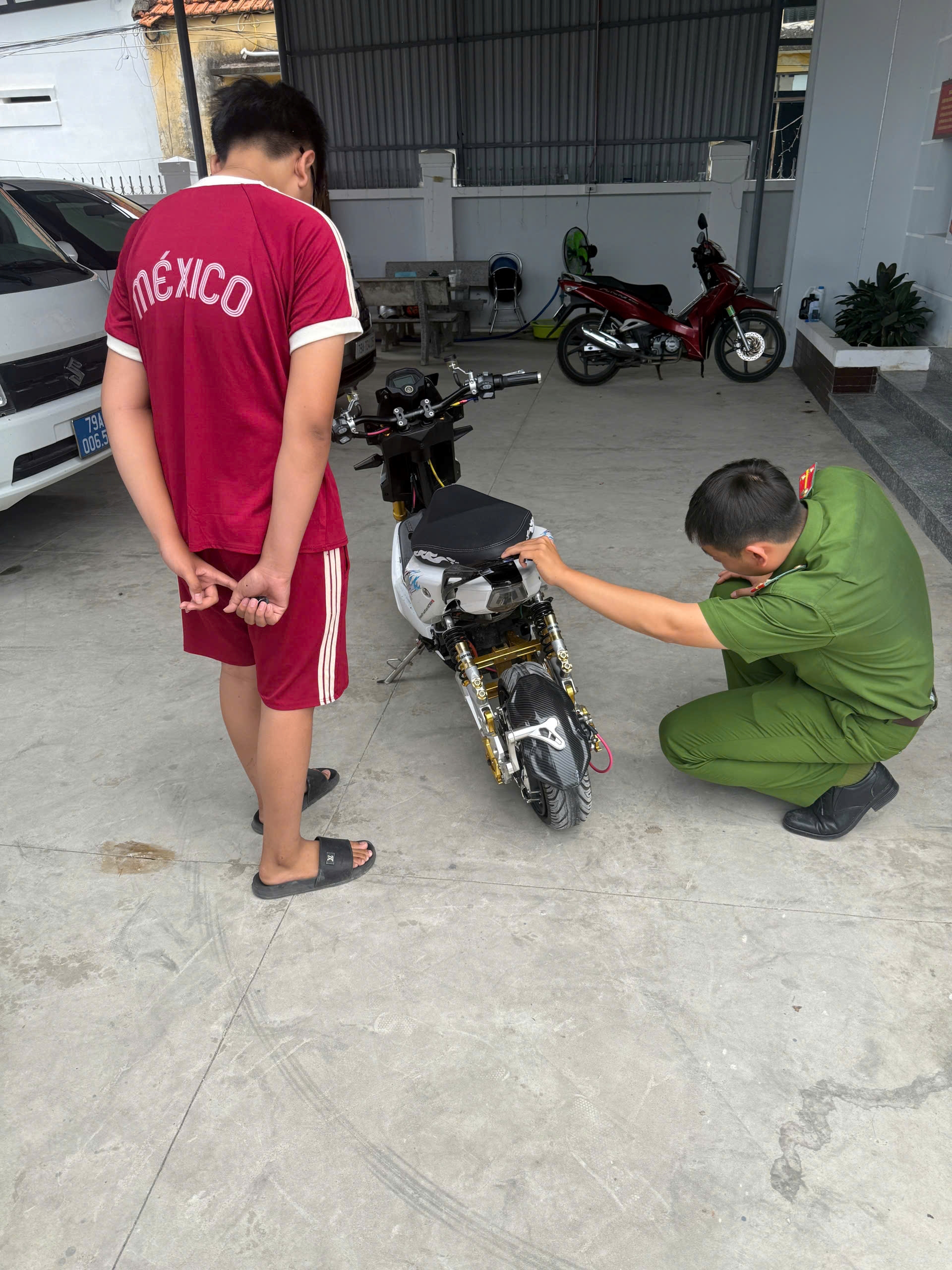 Công an xã Tu Bông tăng cường tuyên truyền, xử lý các hành vi độ chế xe điện lứa tuổi học sinh