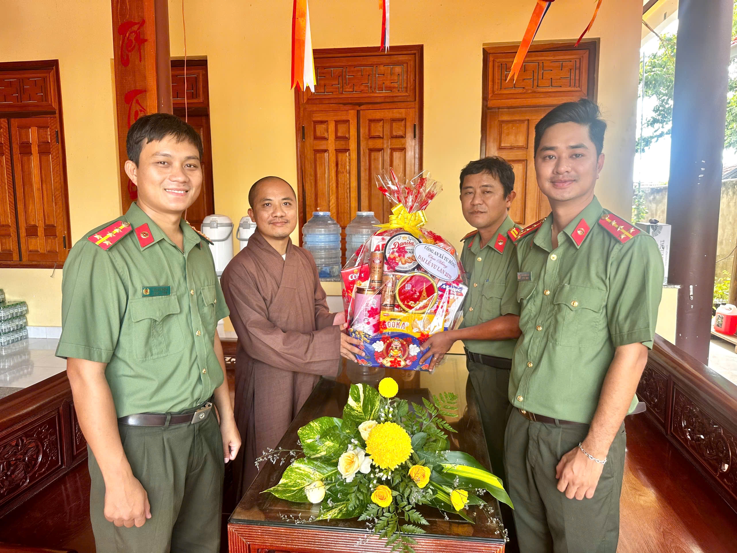 Công an xã Tu Bông thăm gặp các cơ sở tôn giáo trên địa bàn nhân dịp Lễ Vu Lan