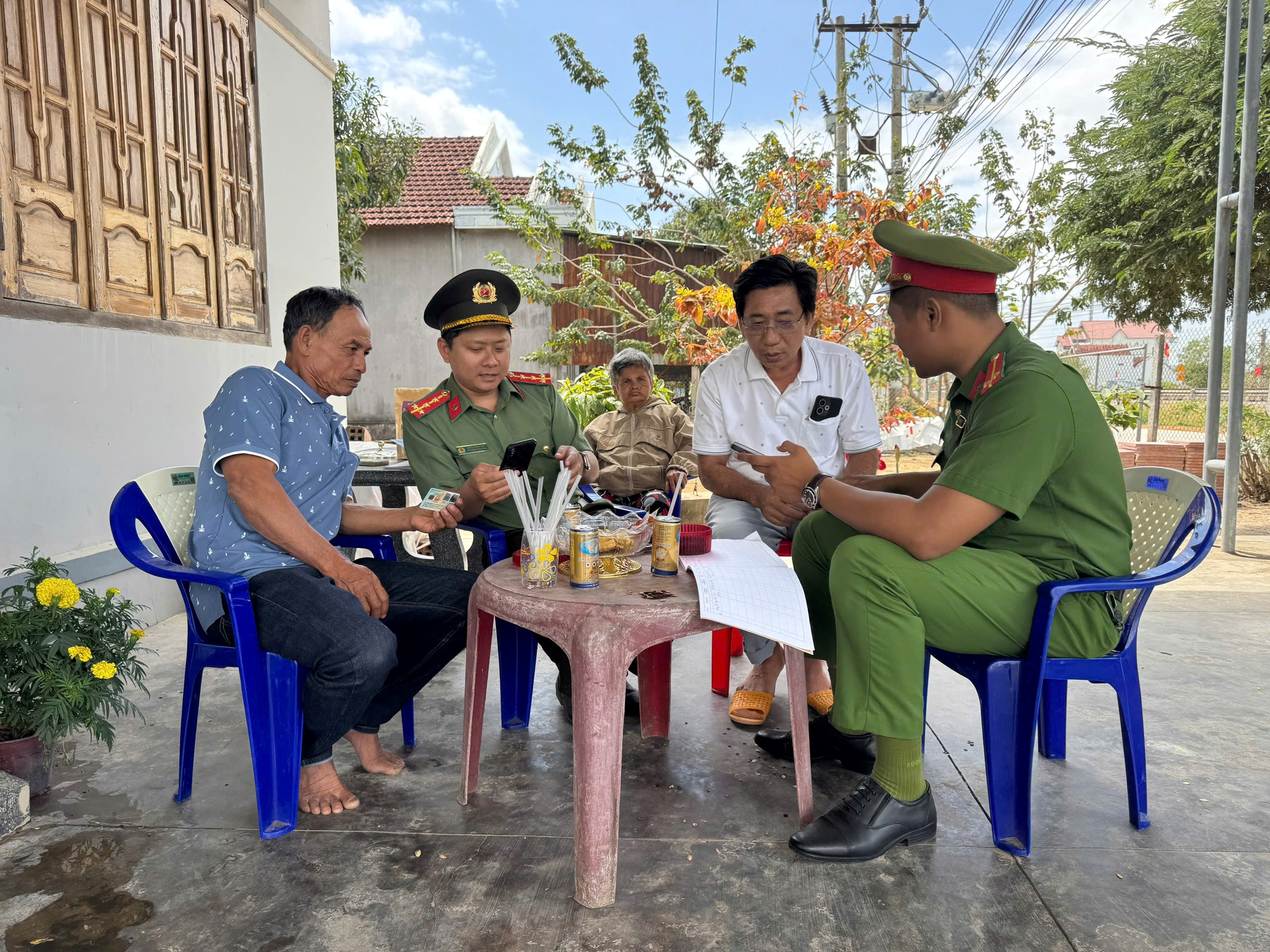 Công an xã Vạn Hưng đẩy mạnh tuyên truyền, hướng dẫn người dân sử dụng các tiện ích trên ứng dụng VNeID