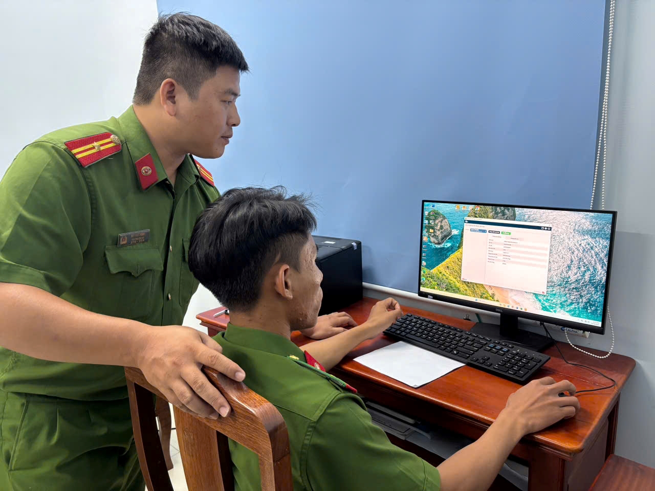 “Cầm tay chỉ việc