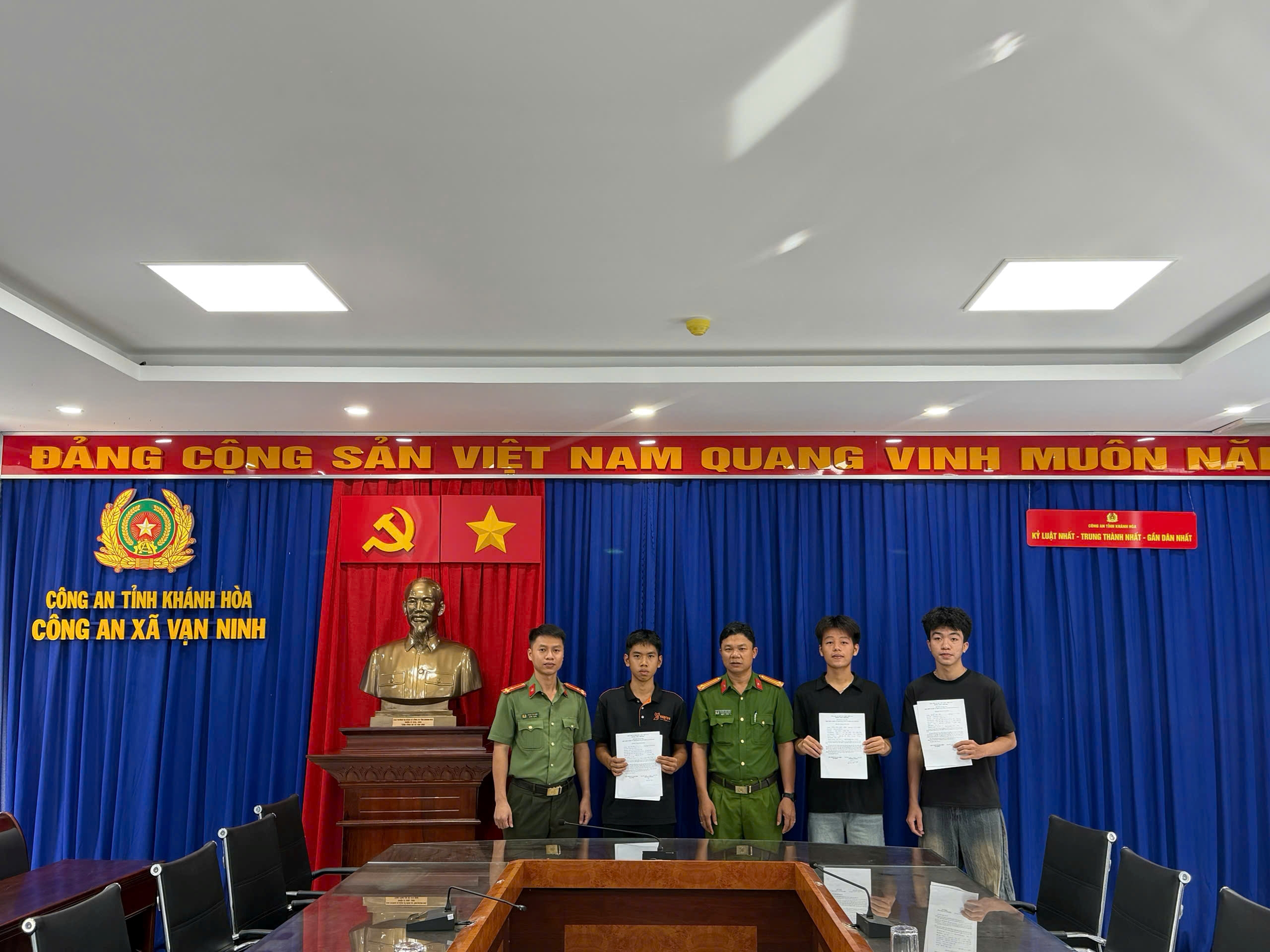 Công an xã Vạn Ninh tiếp tục tiếp nhận hồ sơ đăng ký tham gia nghĩa vụ Công an nhân dân năm 2027