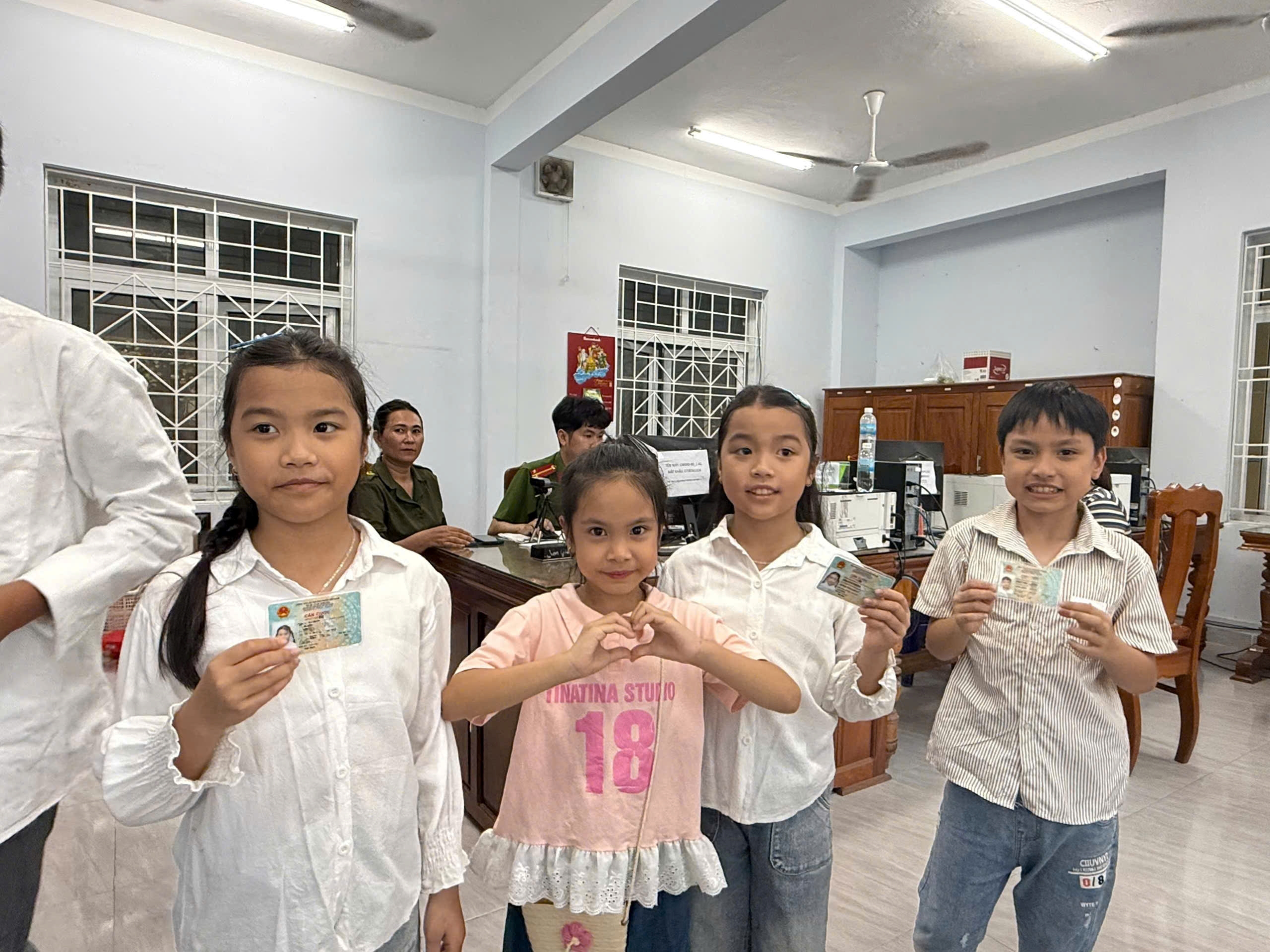 Công an xã Vạn Ninh tổ chức tiếp nhận hồ sơ, cấp căn cước và định danh điện tử mức 2 cho trẻ em từ đủ 6 đến 14 tuổi “xuyên Lễ”
