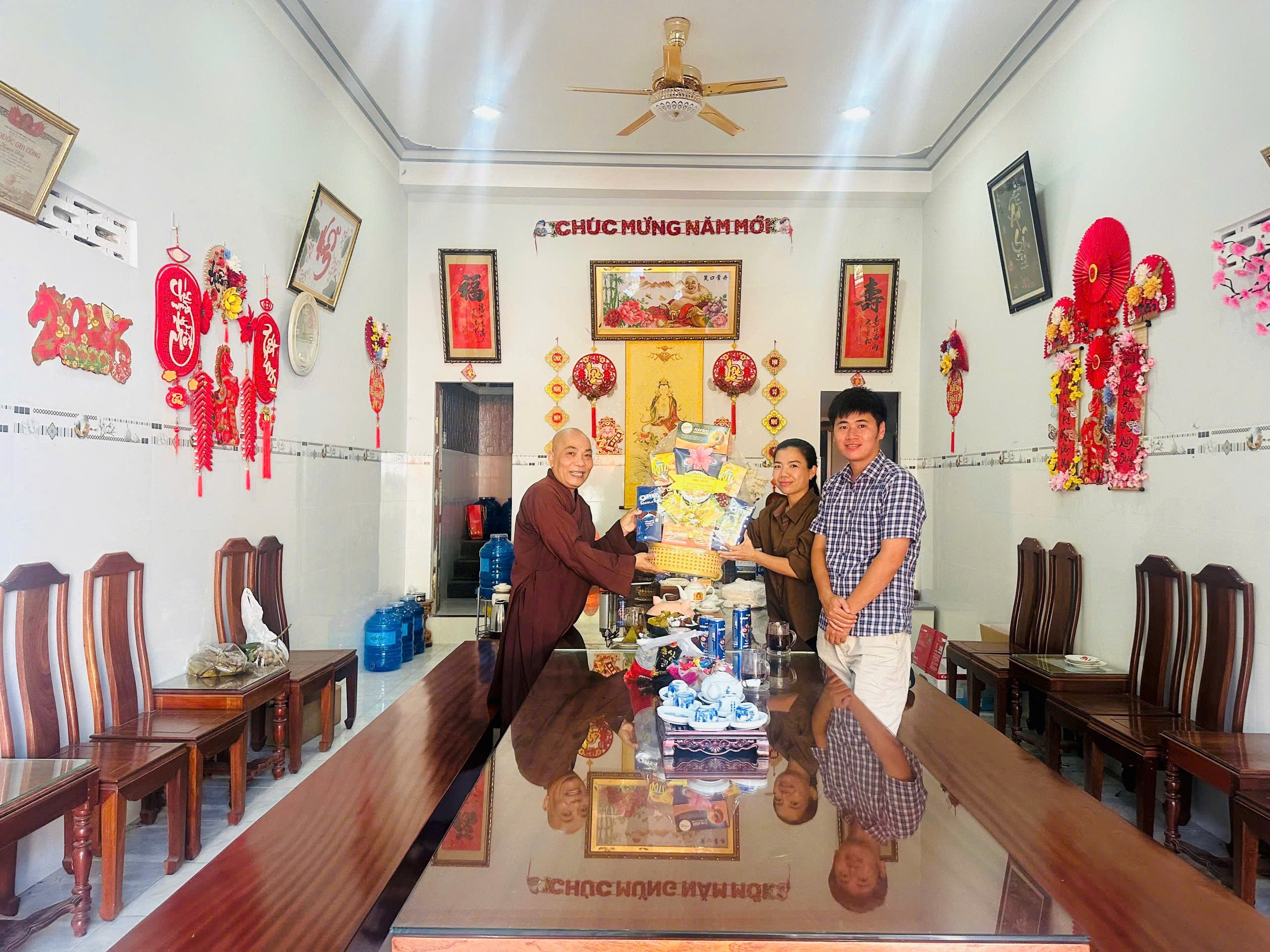 Công an xã Vạn Ninh thăm, tặng quà các cơ sở Phật giáo nhân dịp đại lễ Phật Đản PL.2570 – DL.2026