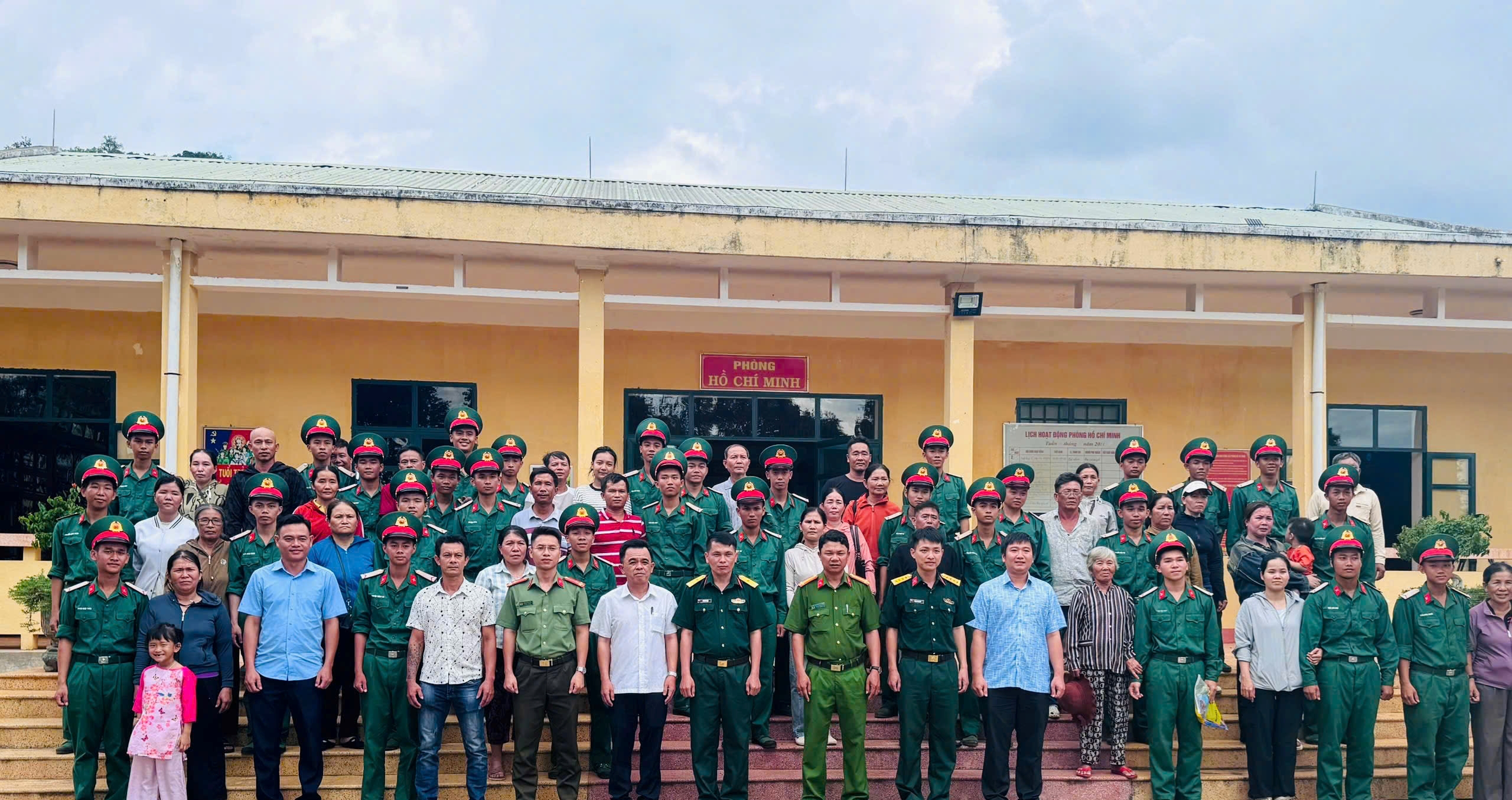 Công an xã Vạn Ninh tham gia Đoàn công tác thăm, tặng quà chiến sĩ mới năm 2026 các đơn vị đóng quân