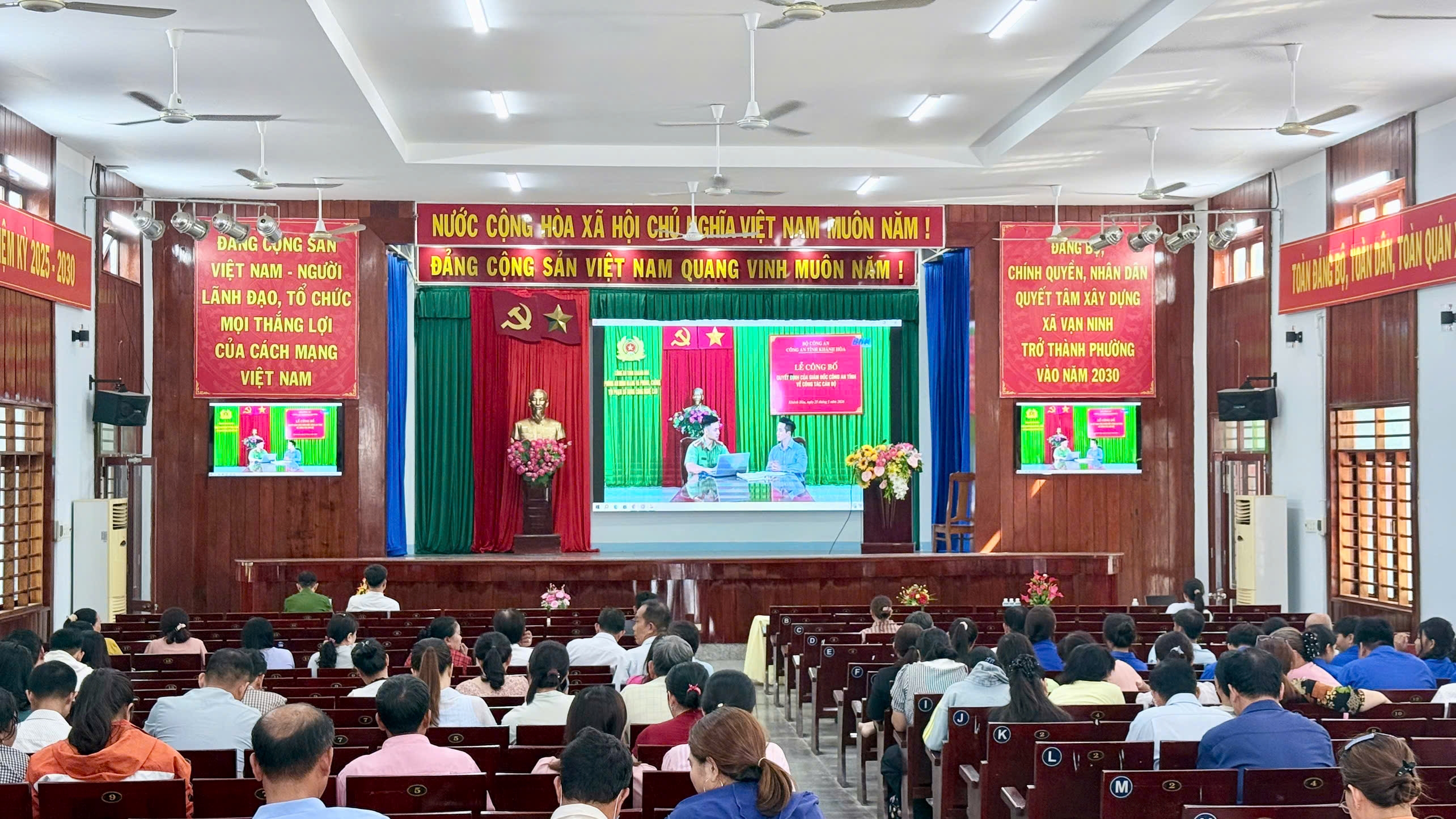Công an xã Vạn Ninh tham gia tuyên truyền về chuyển đổi số và phòng, chống lừa đảo trên không gian mạng