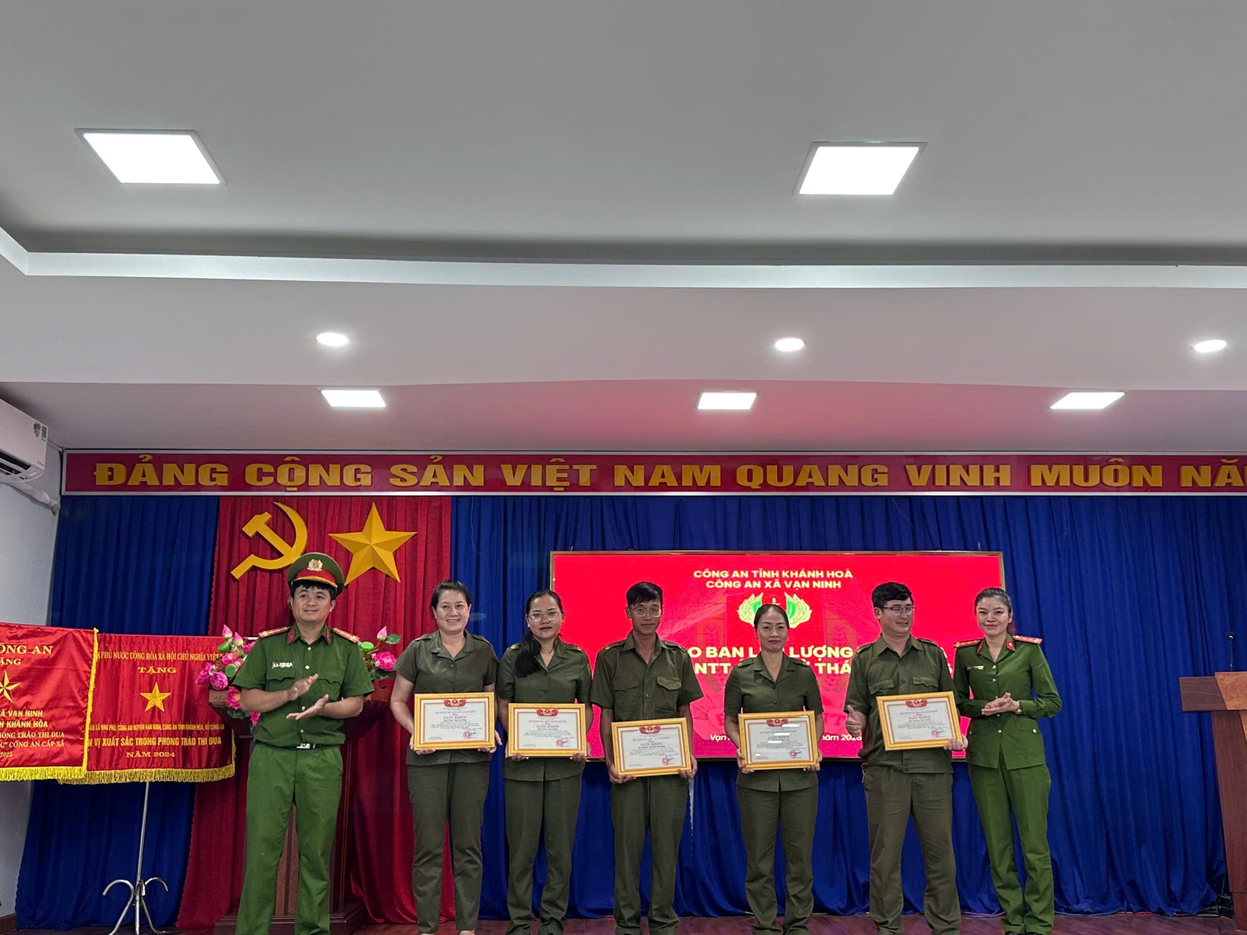Công an xã Vạn Ninh họp gian ban định kỳ lực lượng tham gia bảo vệ an ninh, trật tự ở cơ sở Tháng 6-2026.