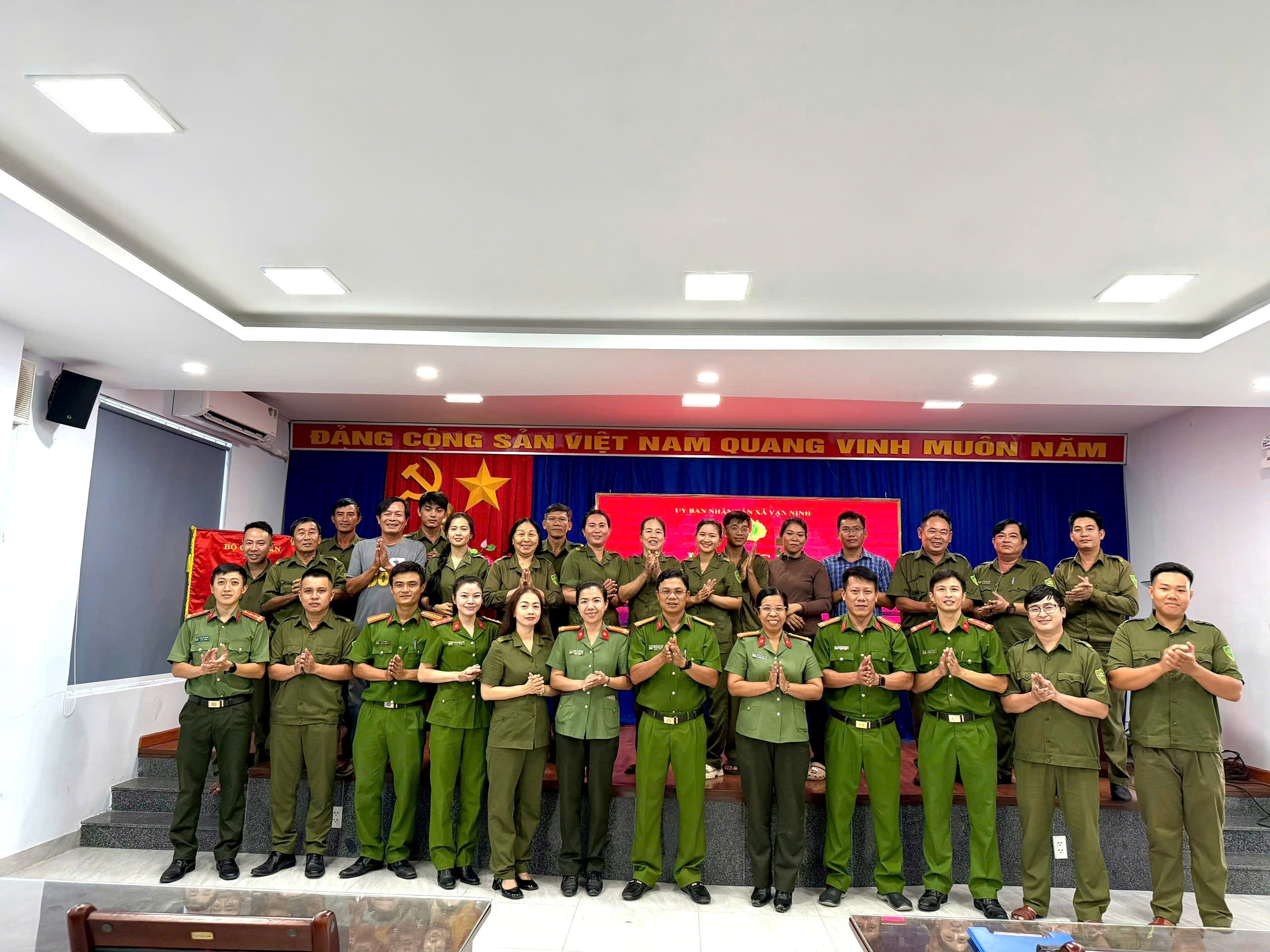 Công an xã Vạn Ninh phát động thành lập Quỹ nghĩa tình đồng đội trong lực lượng tham gia bảo vệ an ninh, trật tự ở cơ sở