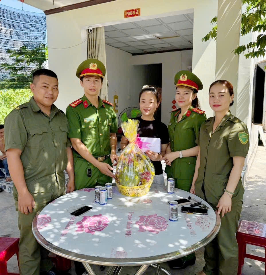 Công an xã Vạn Ninh thăm hỏi, động viên thành viên lực lượng tham gia bảo vệ ANTT ở cơ sở gặp khó khăn
