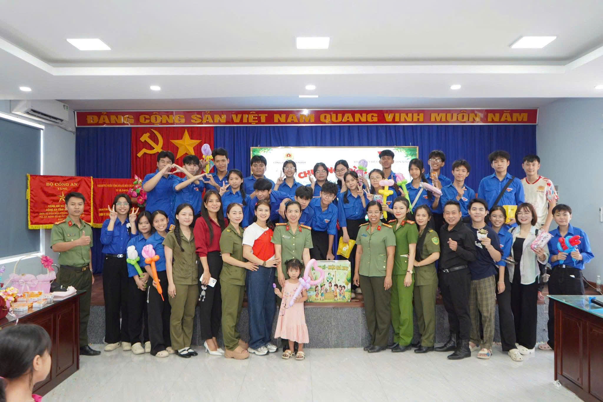 Công an xã Vạn Ninh tuyên truyền pháp luật lồng ghép với chương trình vì cộng đồng