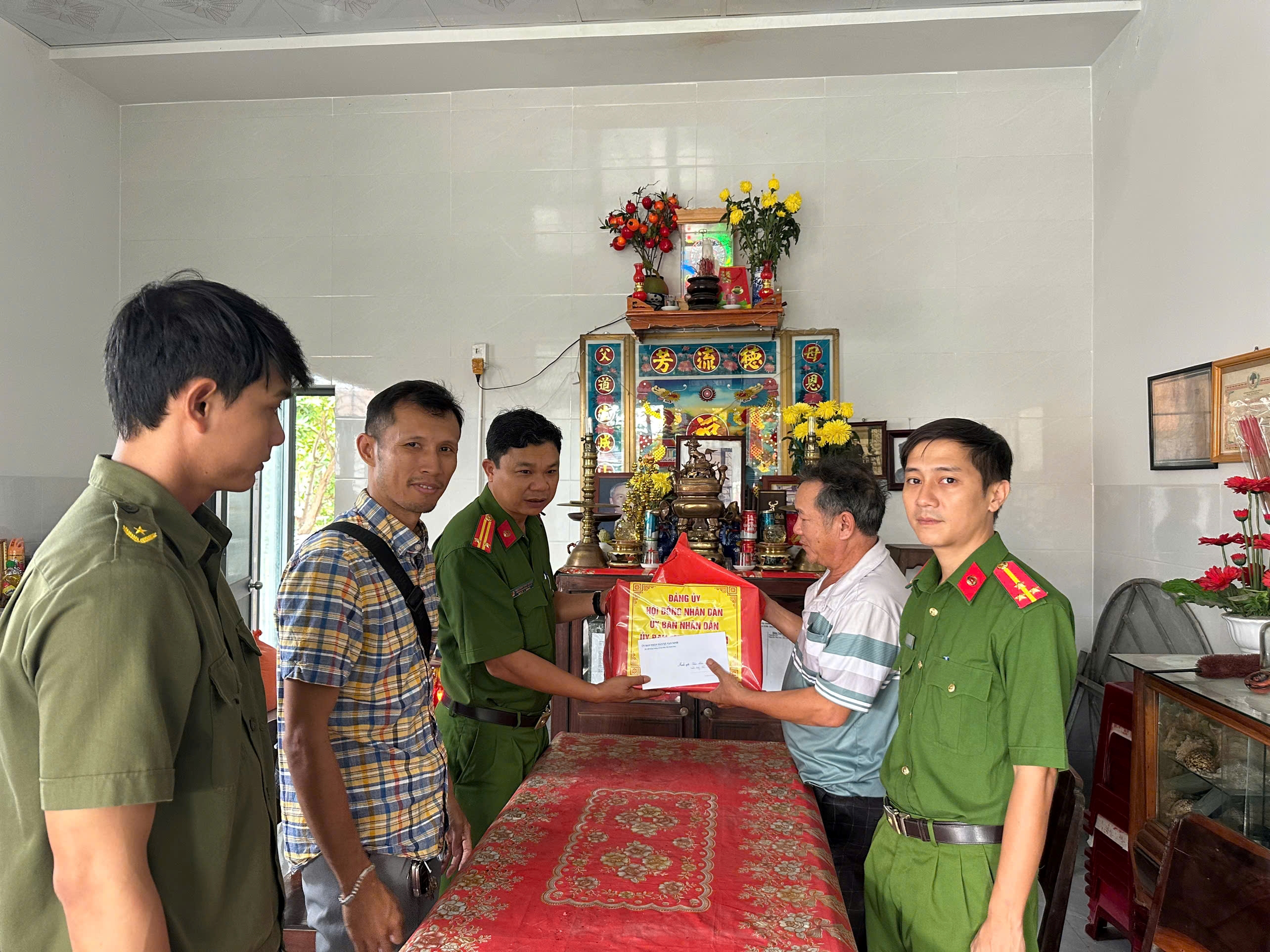 Công an xã Vạn Ninh tổ chức thăm hỏi, trao quà tri ân các gia đình liệt sỹ nhân dịp kỷ niệm ngày Thương binh – Liệt sĩ 27/7